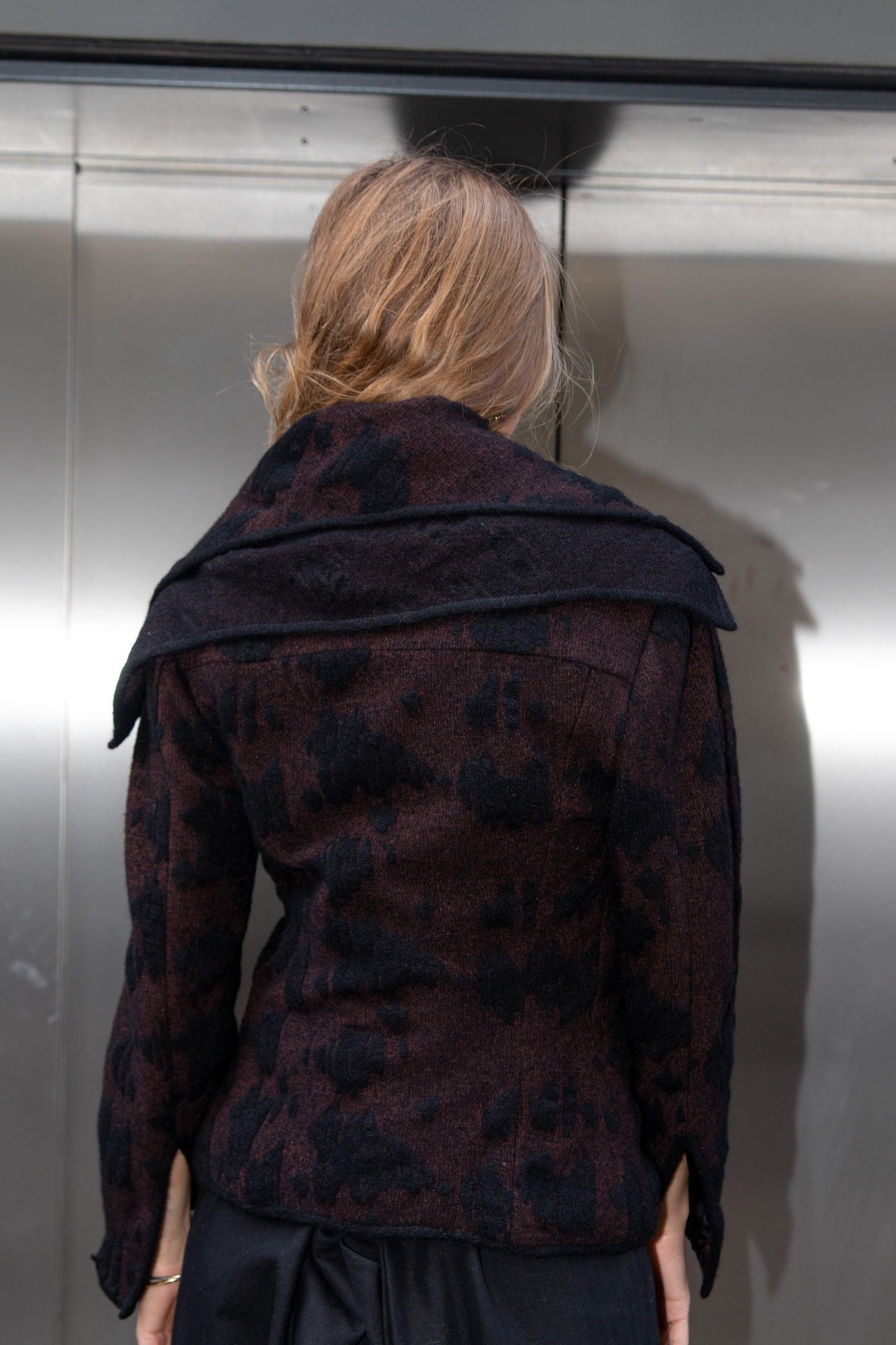 Thumbnail of http://John%20Galliano%20Jacke%20mit%20abstraktem%20Muster%20in%20Dunkelbraun