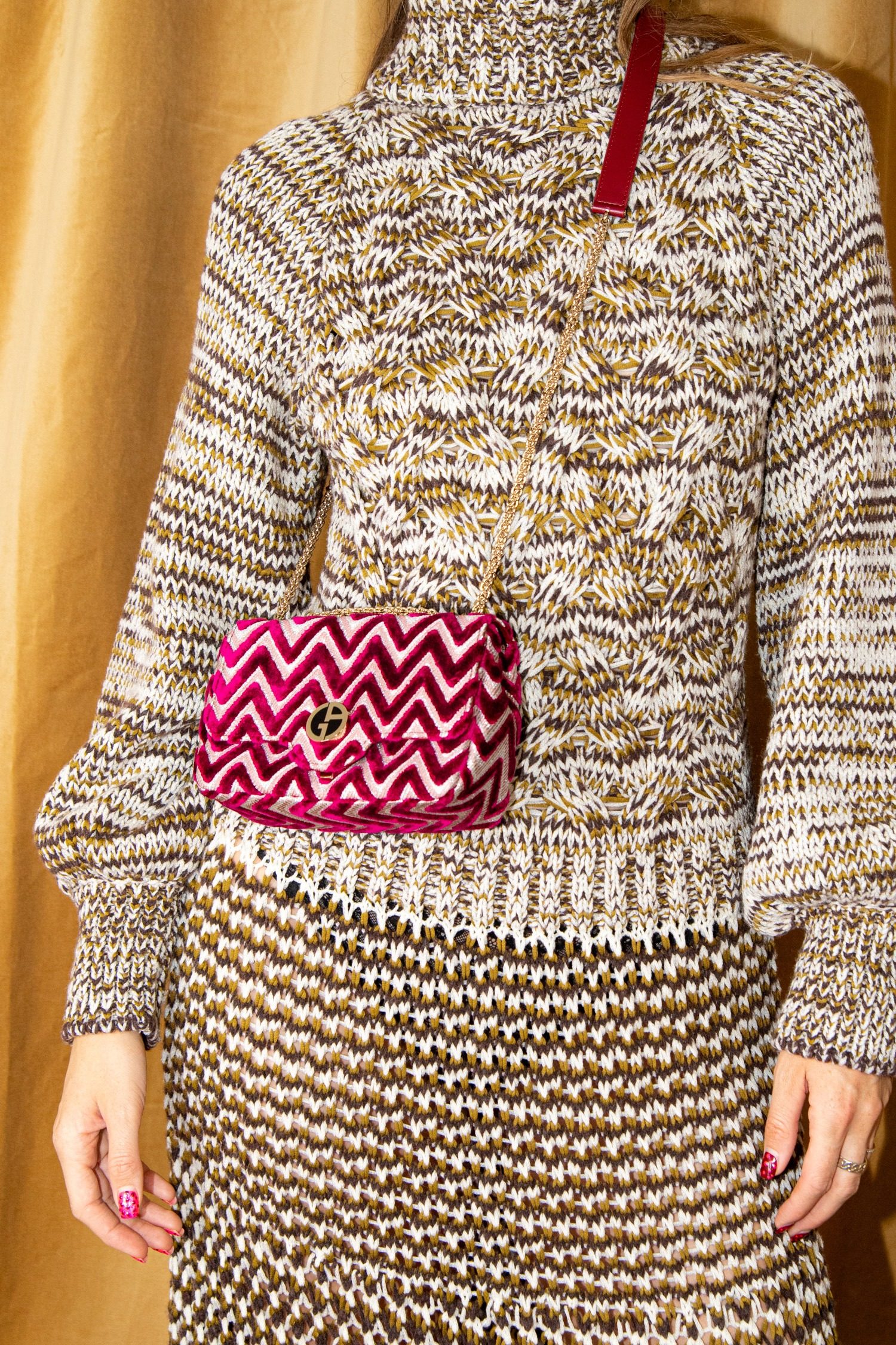 Thumbnail of http://Giorgio%20Armani%20Umhängetasche%20mit%20Zickzack-Muster%20in%20Burgundy