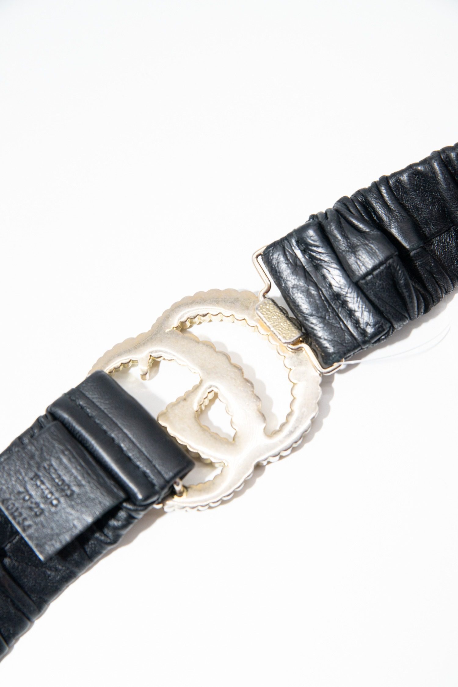 Thumbnail of http://Gucci%20GG-Marmont%20elastischer%20Gürtel%20in%20Schwarz%20und%20Gold