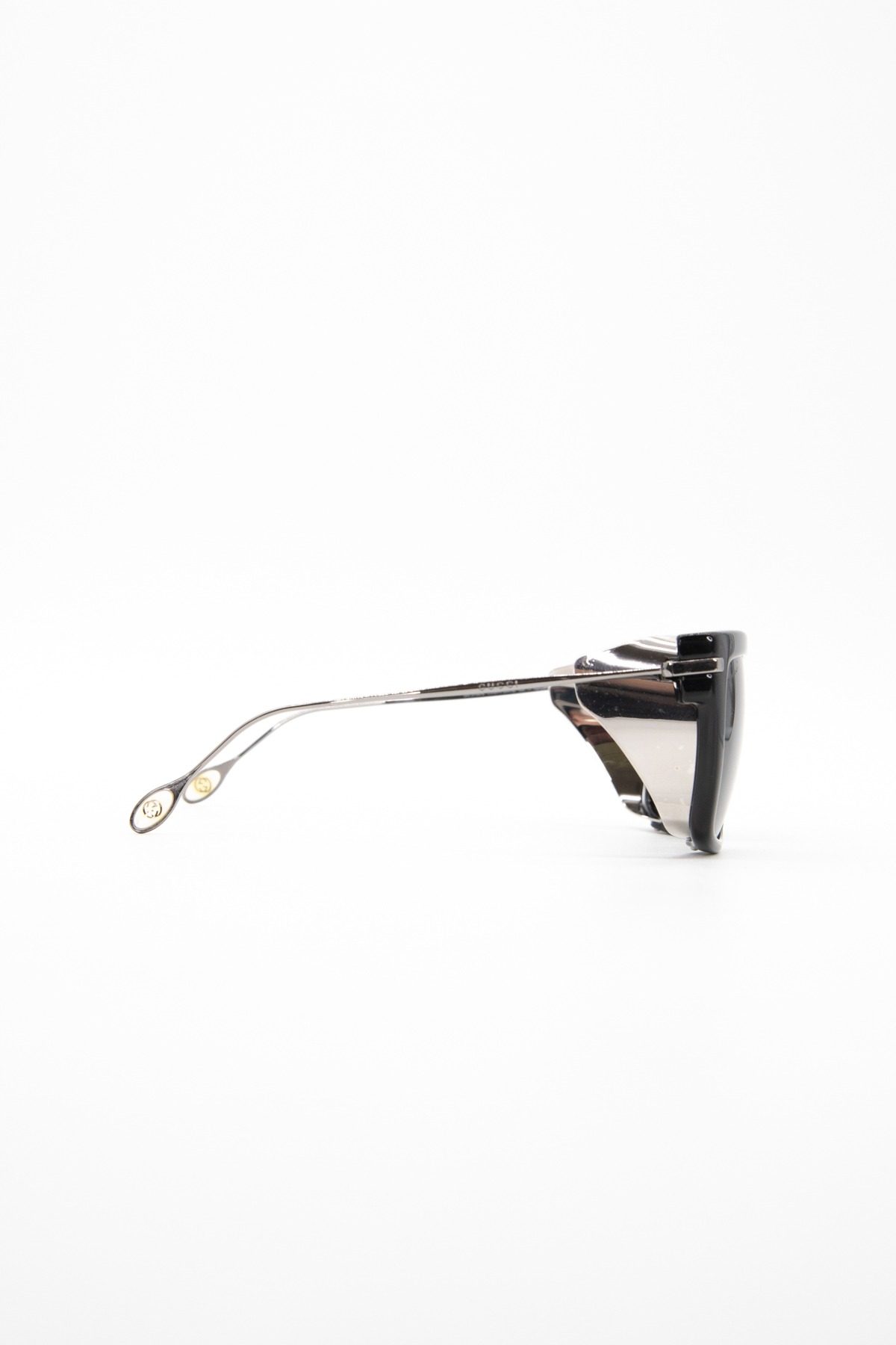 Thumbnail of http://Gucci%20Sonnenbrille%20mit%20Metalldetails%20in%20Schwarz%20und%20Silber