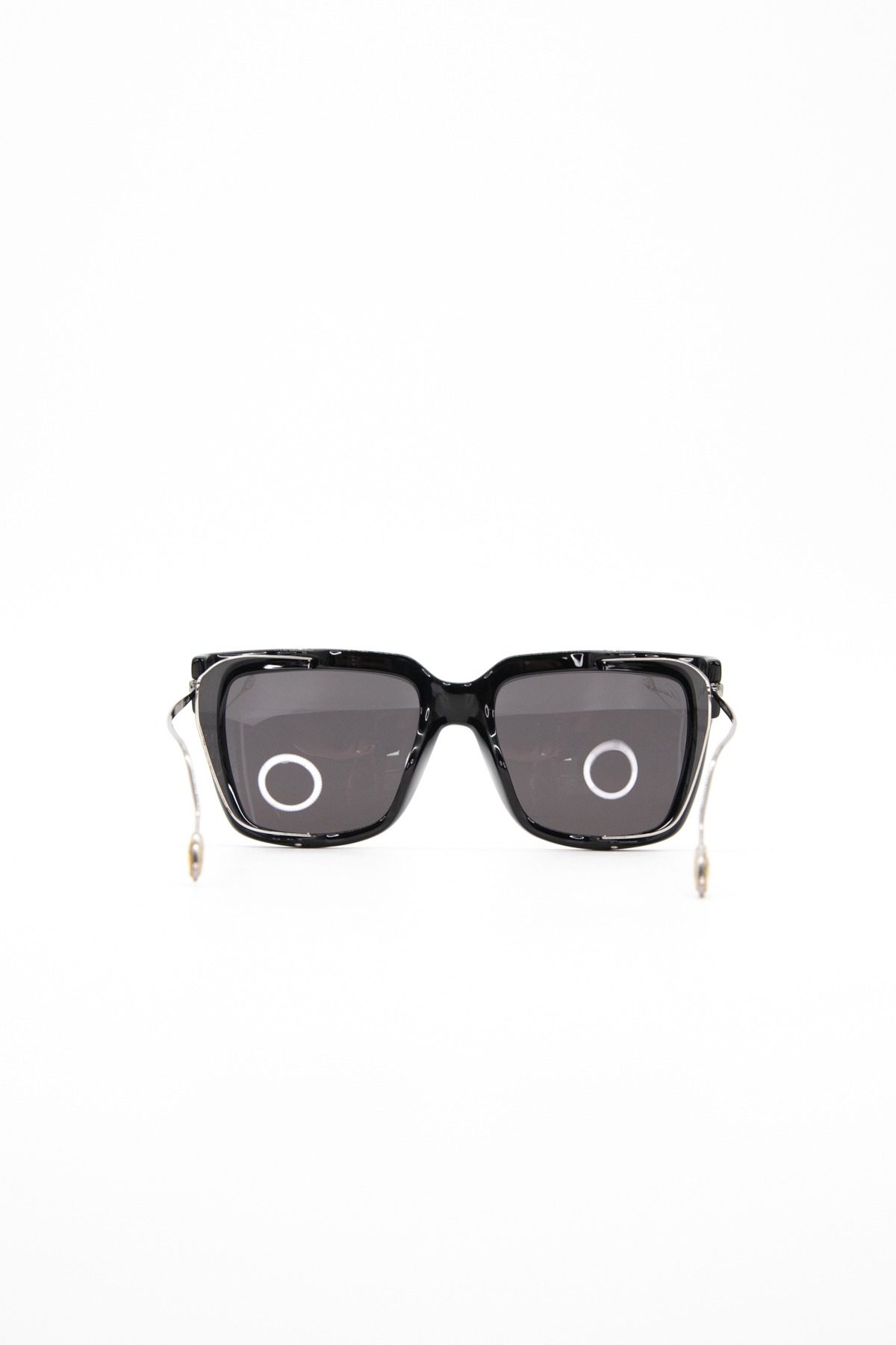Thumbnail of http://Gucci%20Sonnenbrille%20mit%20Metalldetails%20in%20Schwarz%20und%20Silber