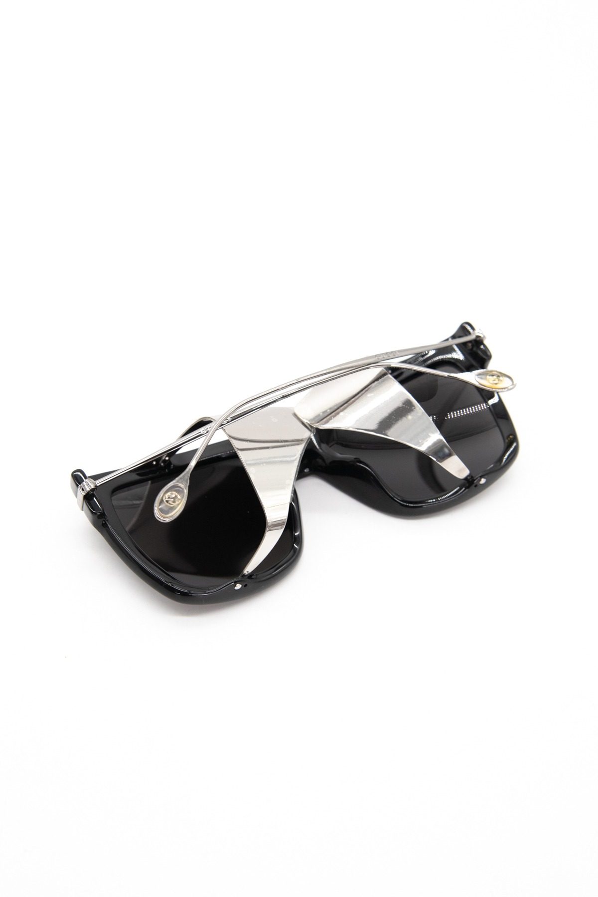 Thumbnail of http://Gucci%20Sonnenbrille%20mit%20Metalldetails%20in%20Schwarz%20und%20Silber