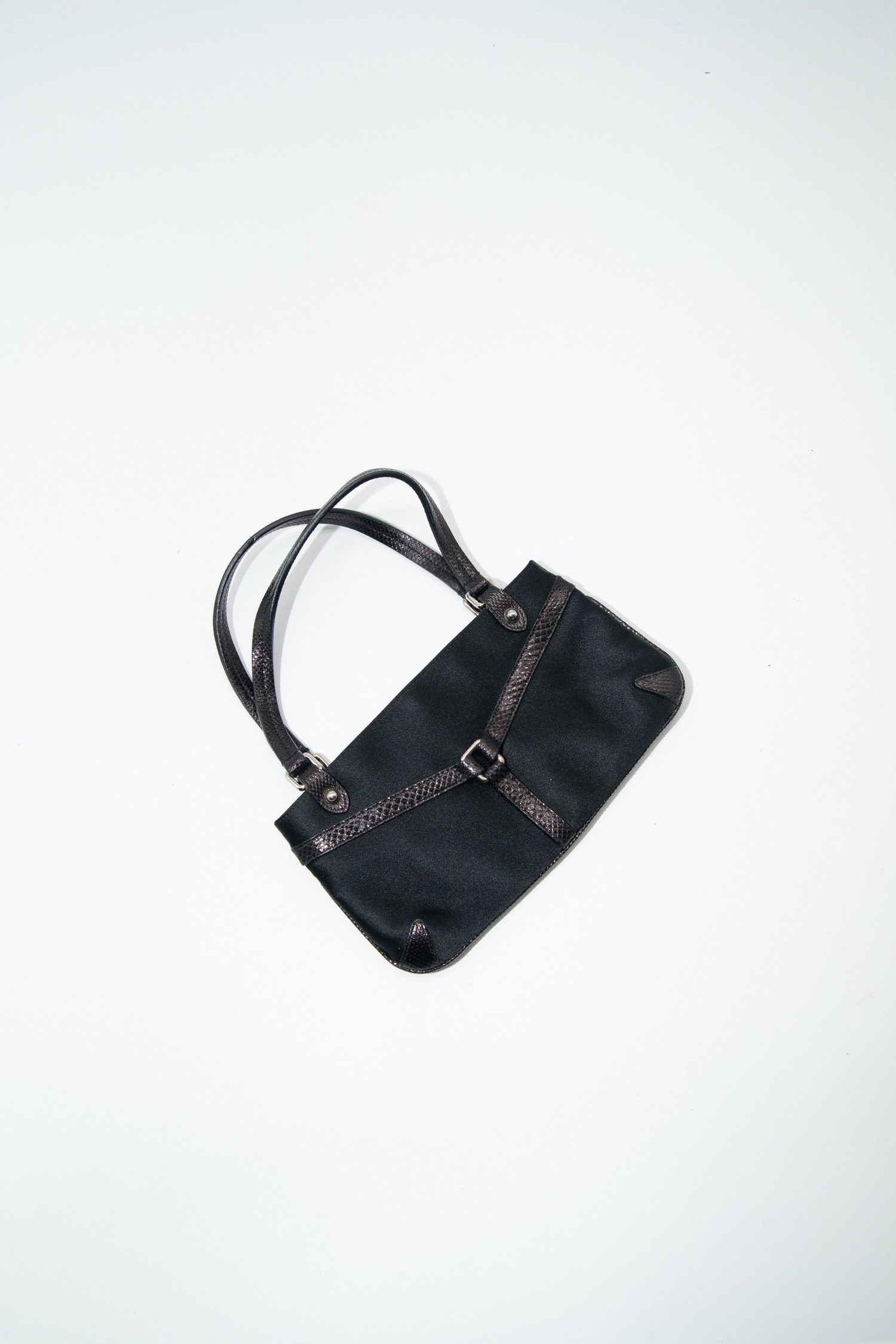 Thumbnail of http://Gucci%20Vintage%20Handtasche%20aus%20Satin%20in%20Schwarz%20und%20Silber
