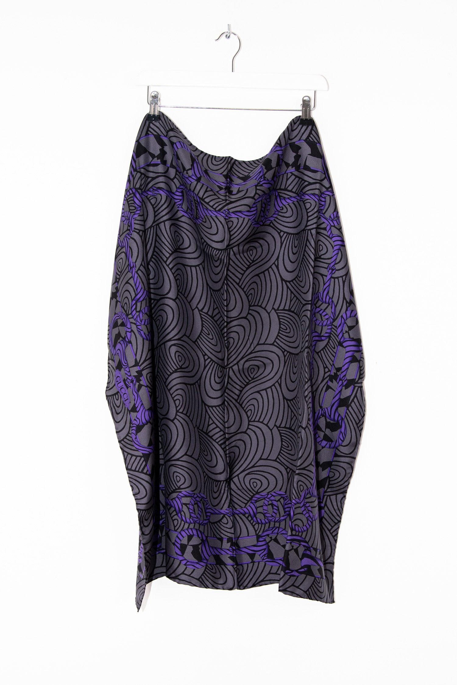 Thumbnail of http://Gucci%20Tuch%20mit%20grafischem%20Muster%20und%20Kettenmotiv%20in%20Dunkelgrau