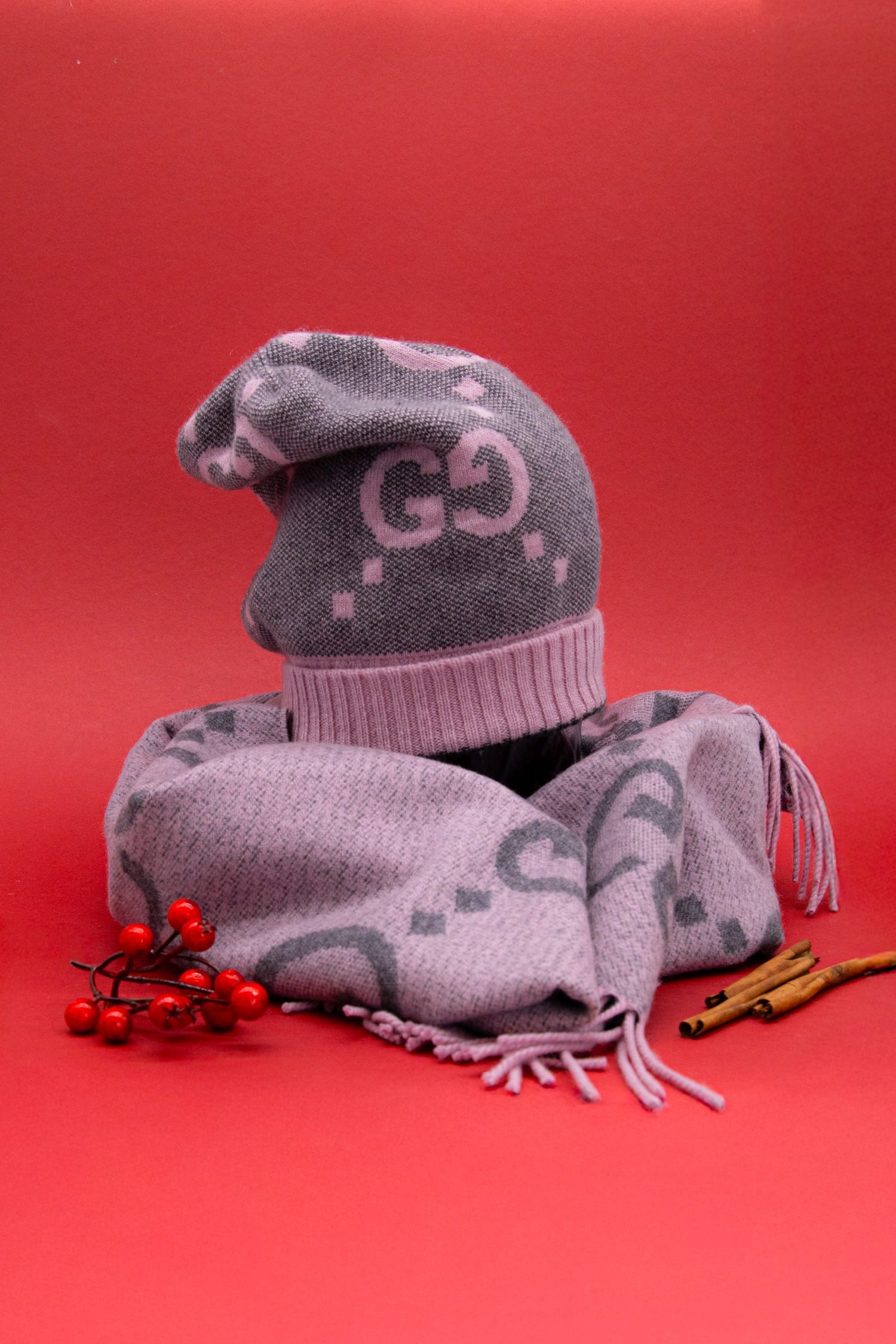 Thumbnail of http://Gucci%20Set%20Mütze%20und%20Schal%20mit%20GG-Jaquard-Muster%20in%20Lila%20und%20Grau