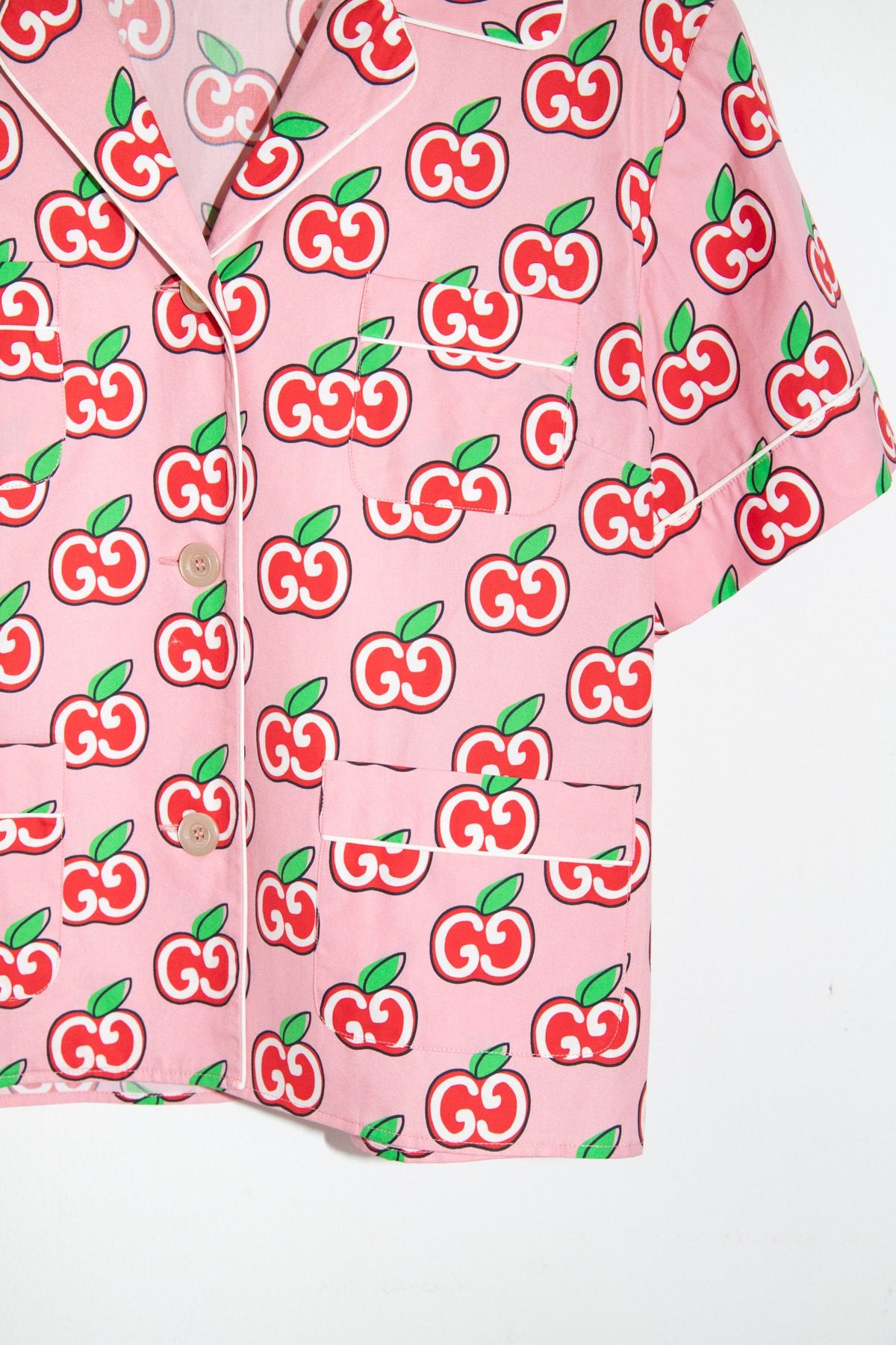 Thumbnail of http://Gucci%20Hemd%20mit%20GG%20Apfel%20Print%20in%20Rosa%20und%20Rot