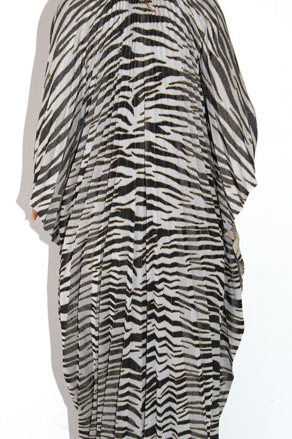Thumbnail of http://Gucci%20Kaftan%20Kleid%20mit%20Zebramuster%20in%20Silber,%20Schwarz%20und%20Gold