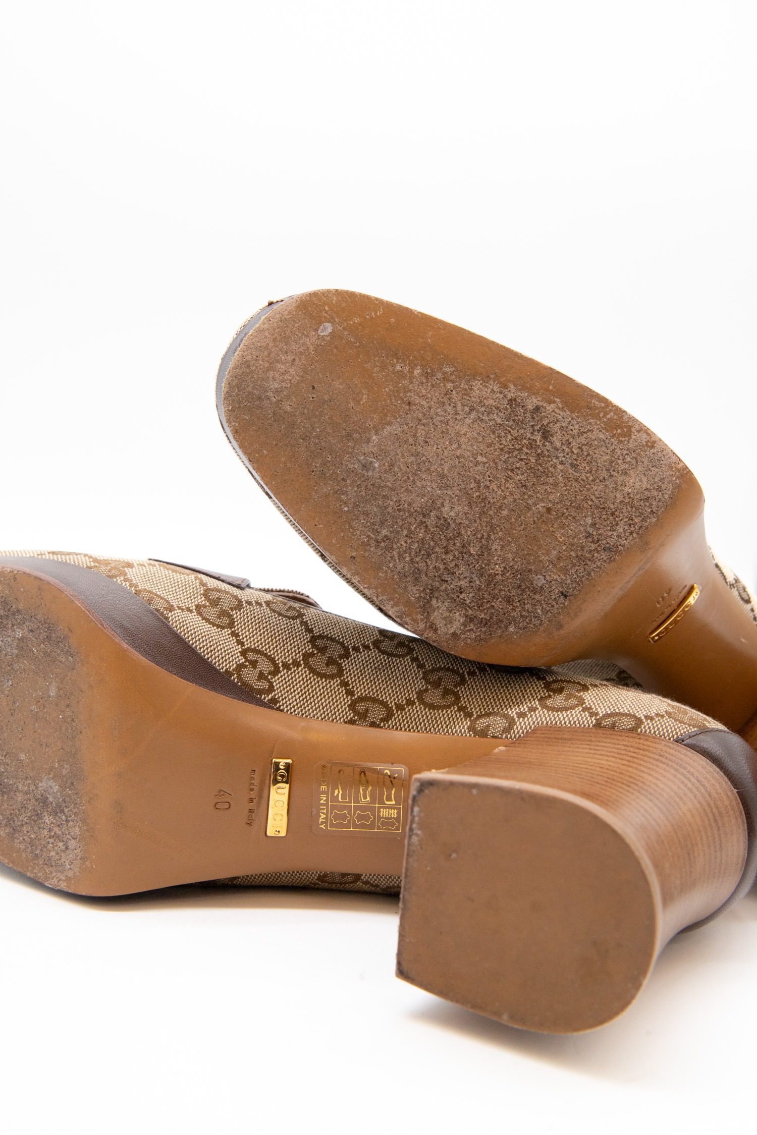Thumbnail of http://Gucci%20Houdan%20Pumps%20mit%20Monogramm%20in%20Beige%20und%20Braun