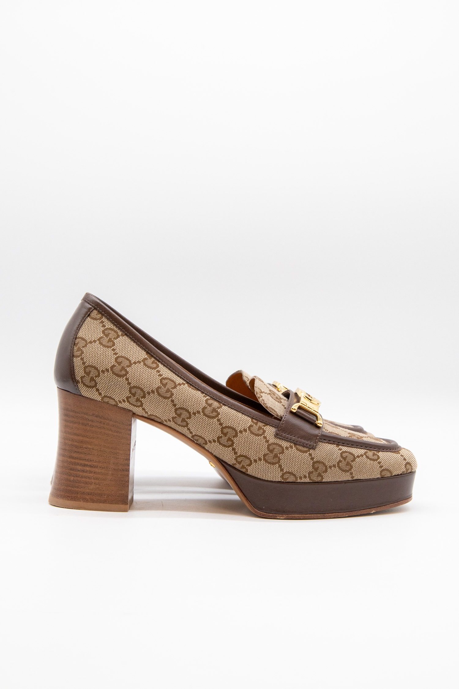 Thumbnail of http://Gucci%20Houdan%20Pumps%20mit%20Monogramm%20in%20Beige%20und%20Braun