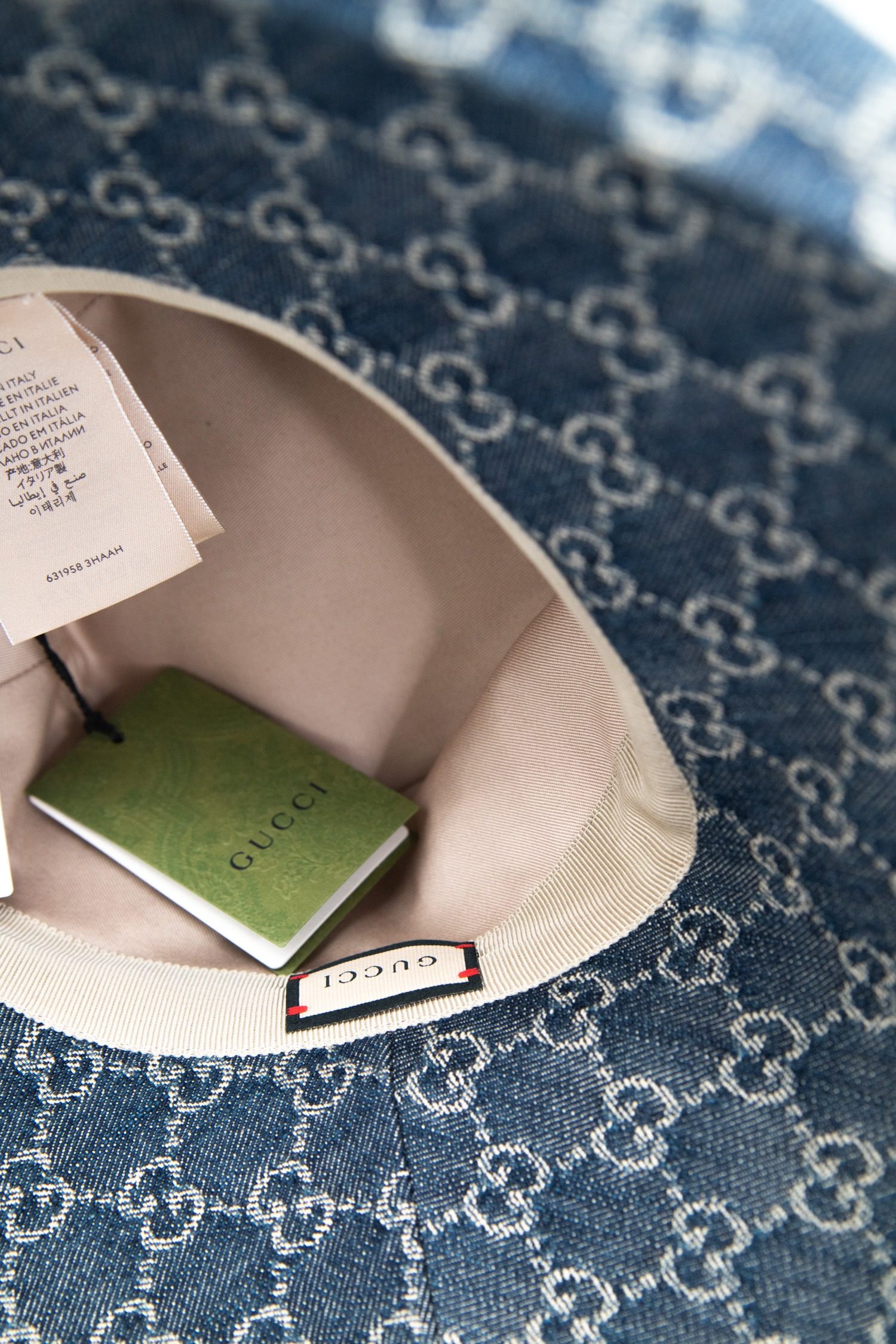 Thumbnail of http://Gucci%20Fischerhut%20aus%20Denim