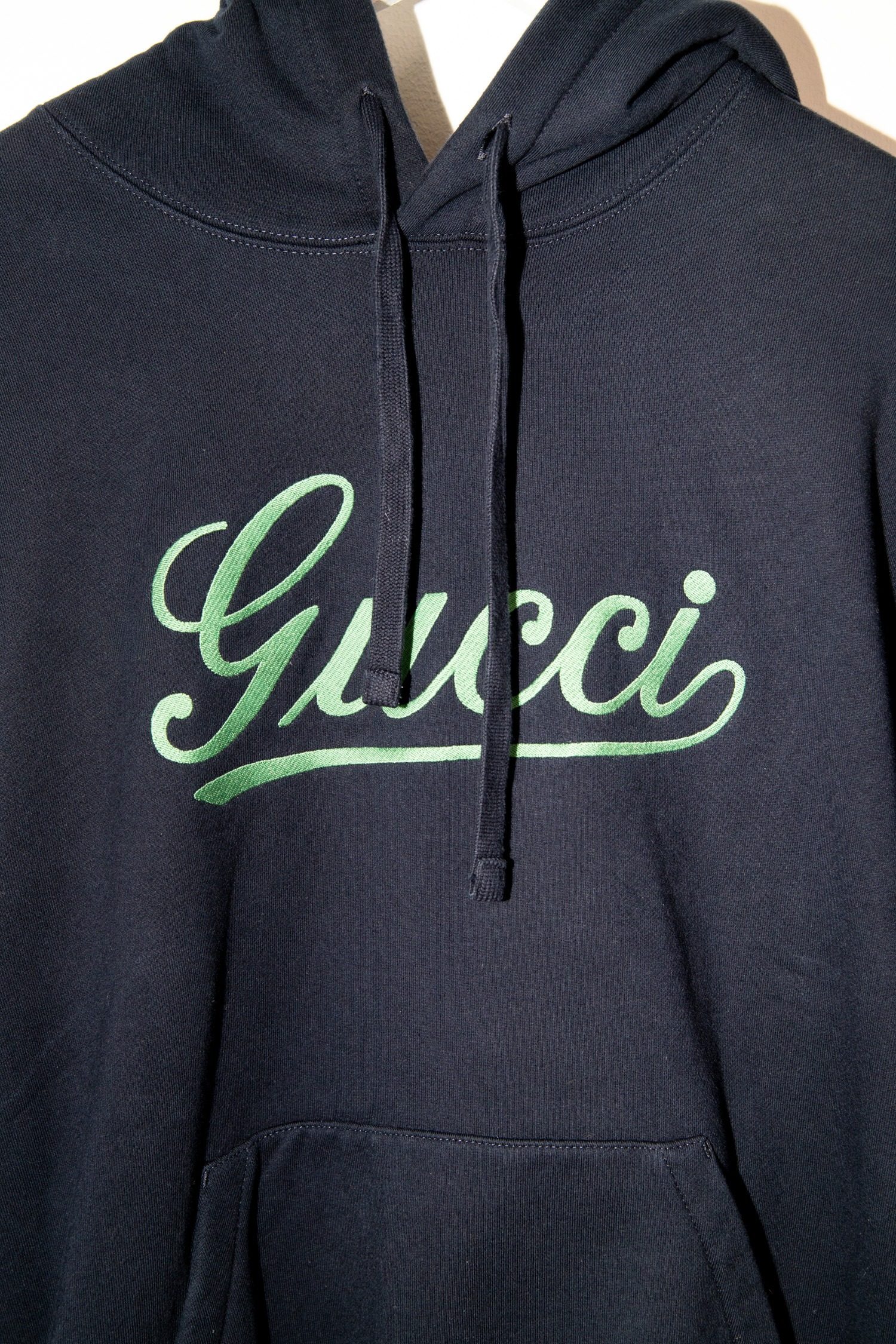 Thumbnail of http://Gucci%20Hoodie%20mit%20gesticktem%20Schriftzug%20in%20Dunkelblau