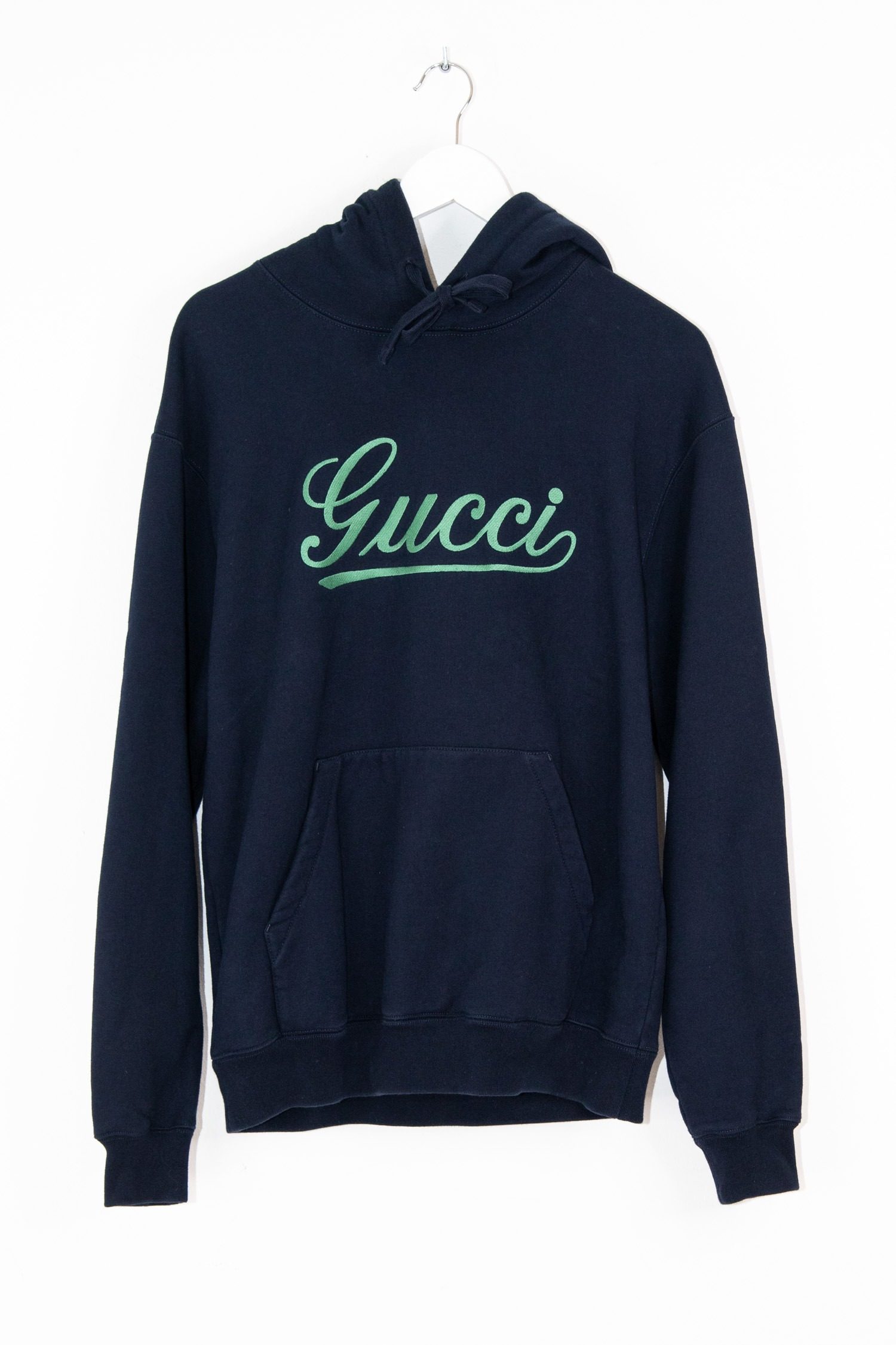 Thumbnail of http://Gucci%20Hoodie%20mit%20gesticktem%20Schriftzug%20in%20Dunkelblau
