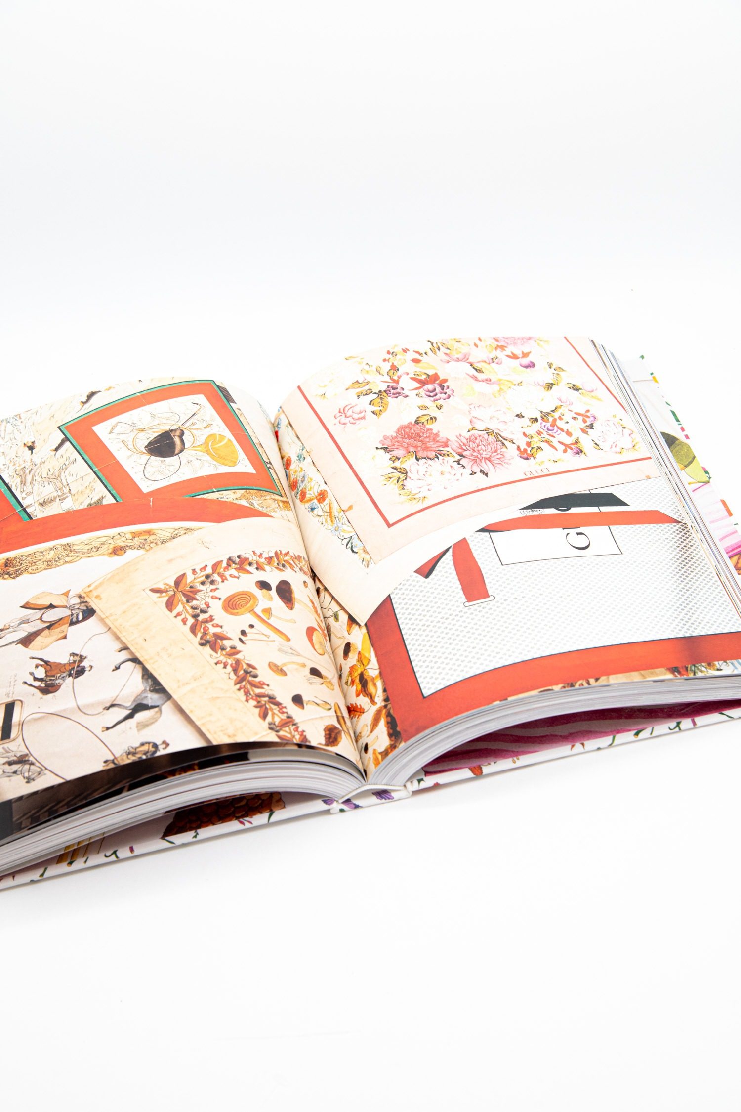 Thumbnail of http://Assouline%20Gucci%20-%20The%20Art%20of%20Silk%20Bildband