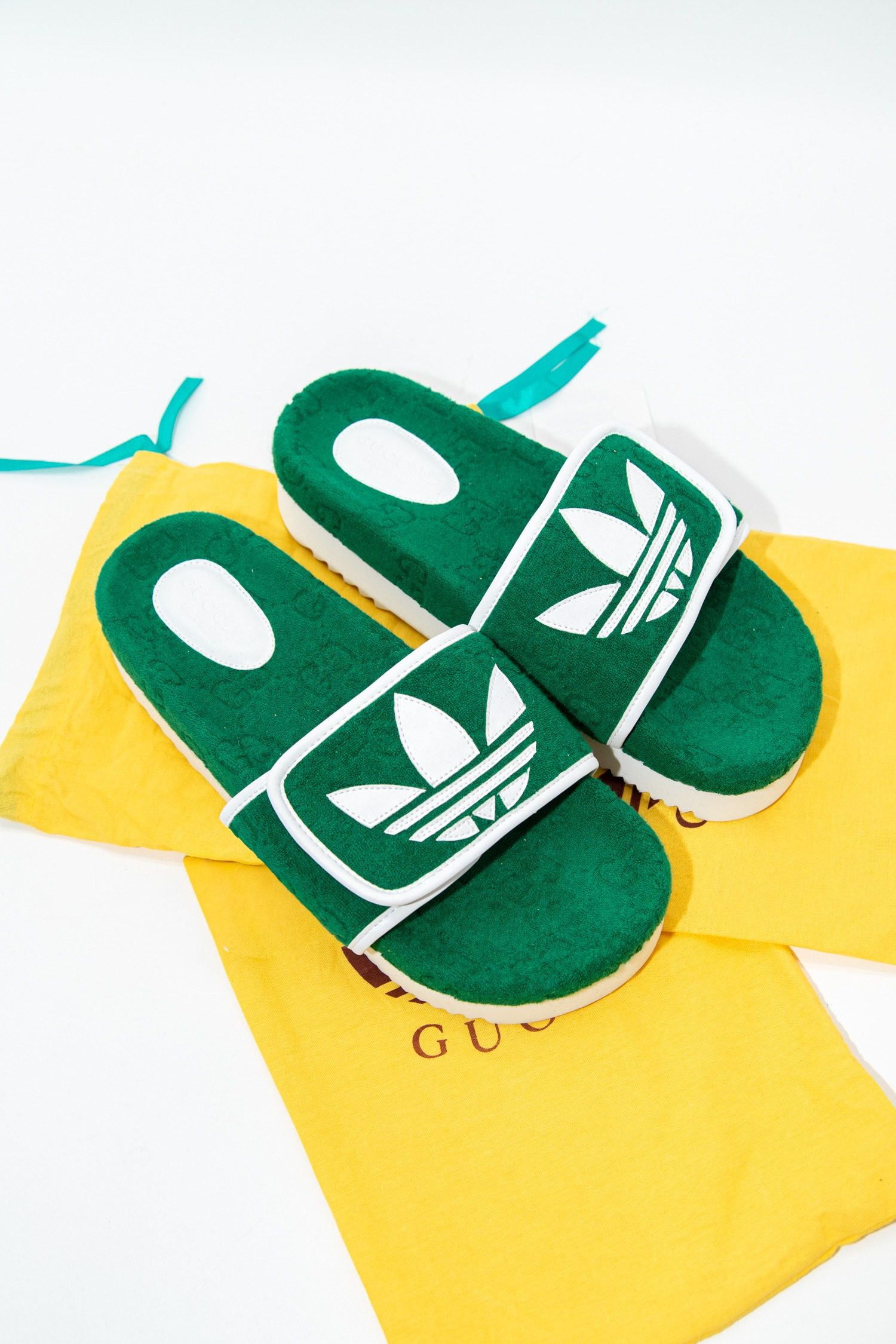 Thumbnail of http://Adidas%20GG%20Plateau%20Slipper%20in%20Grün%20und%20Weiß