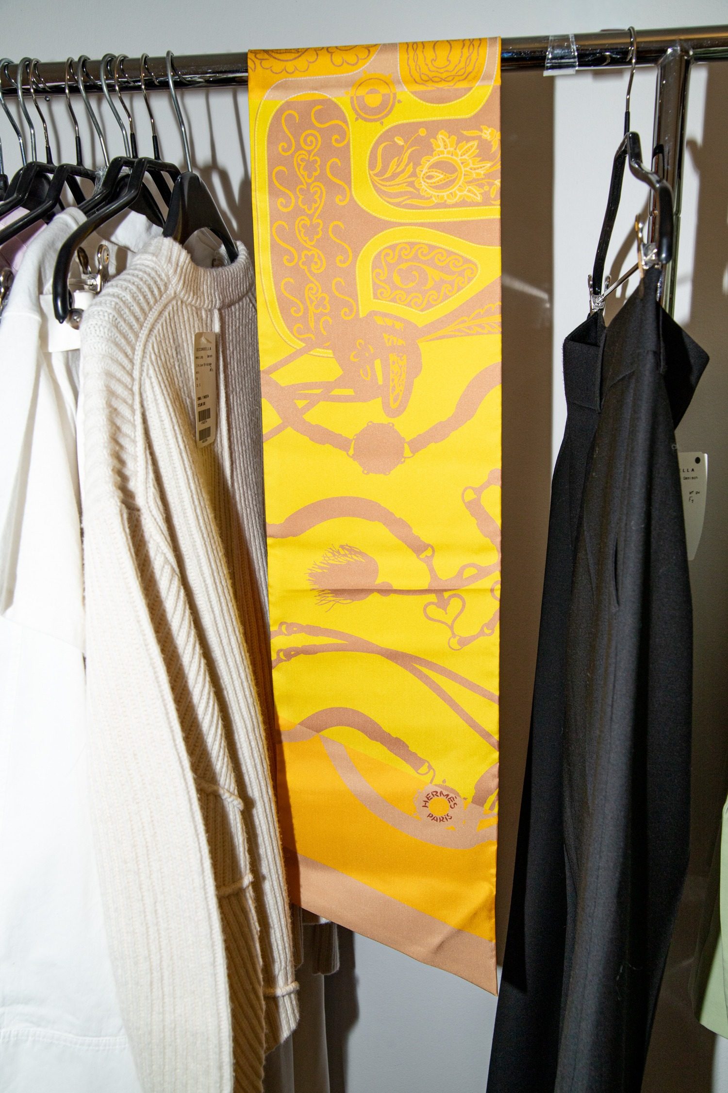 Thumbnail of http://Hermès%20Tuch%20aus%20Seide%20in%20Gelb%20und%20Orange