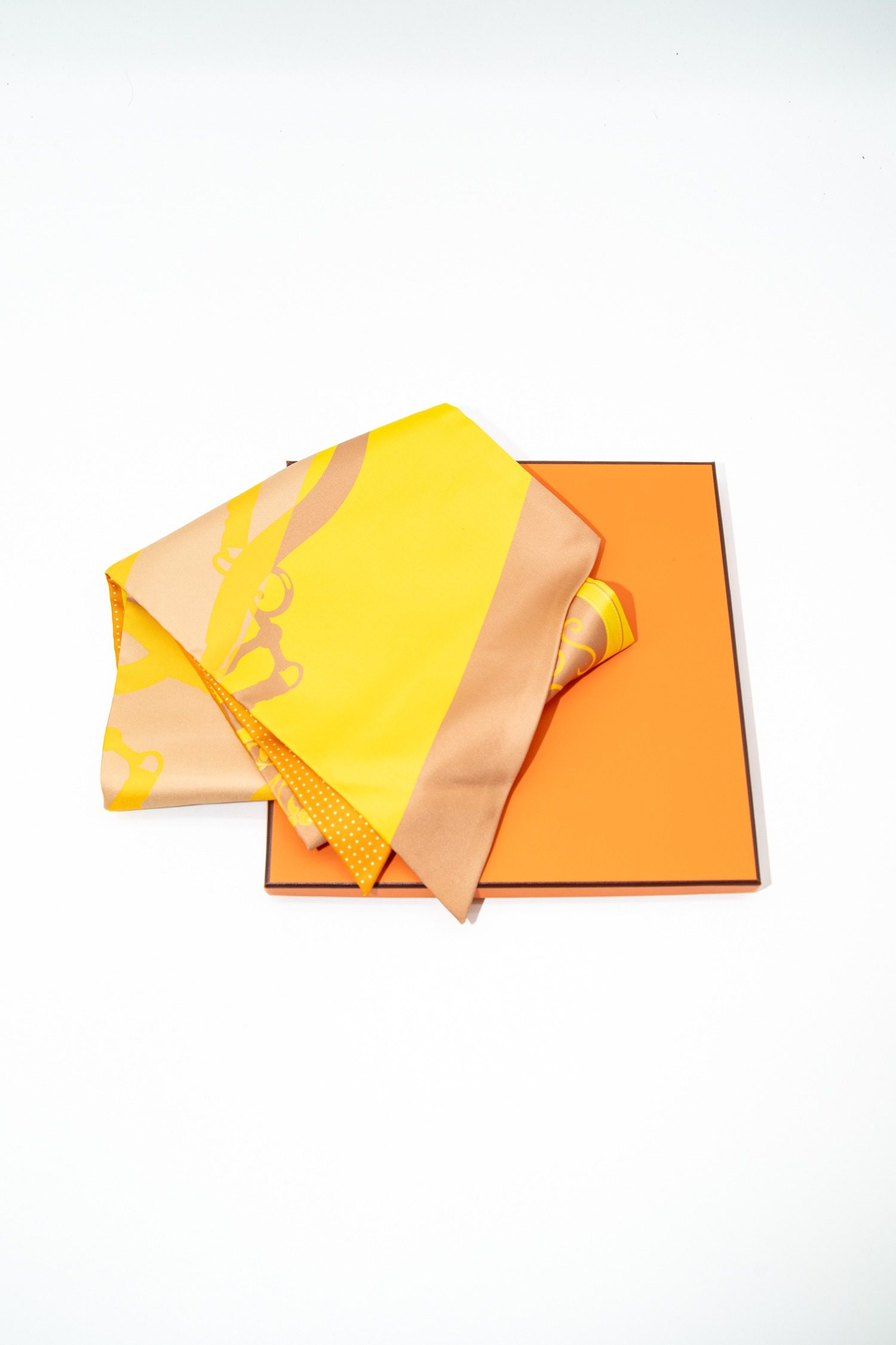 Thumbnail of http://Hermès%20Tuch%20aus%20Seide%20in%20Gelb%20und%20Orange