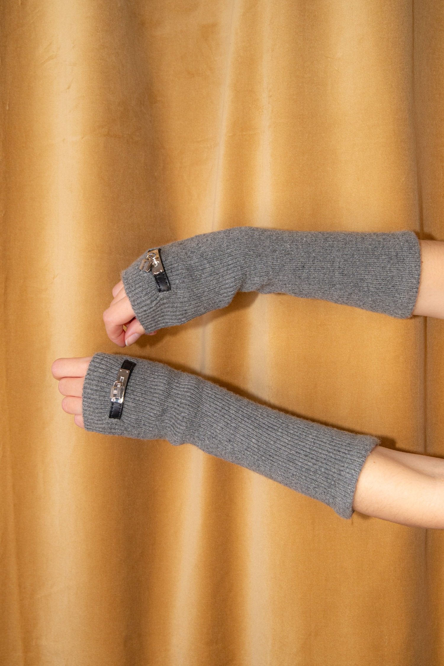 Thumbnail of http://Hermès%20Pulswärmer%20in%20Grau%20und%20Schwarz