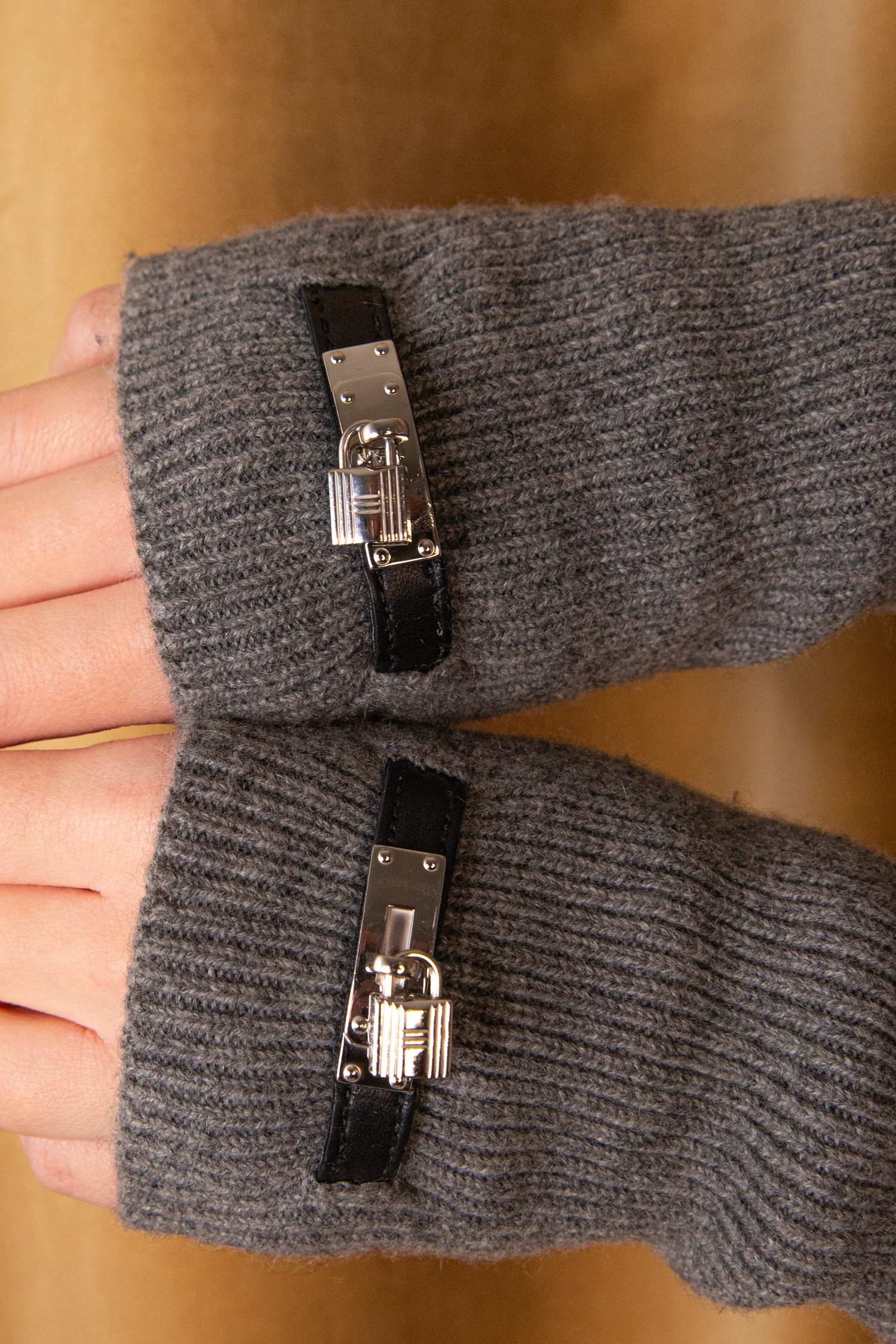 Thumbnail of http://Hermès%20Pulswärmer%20in%20Grau%20und%20Schwarz