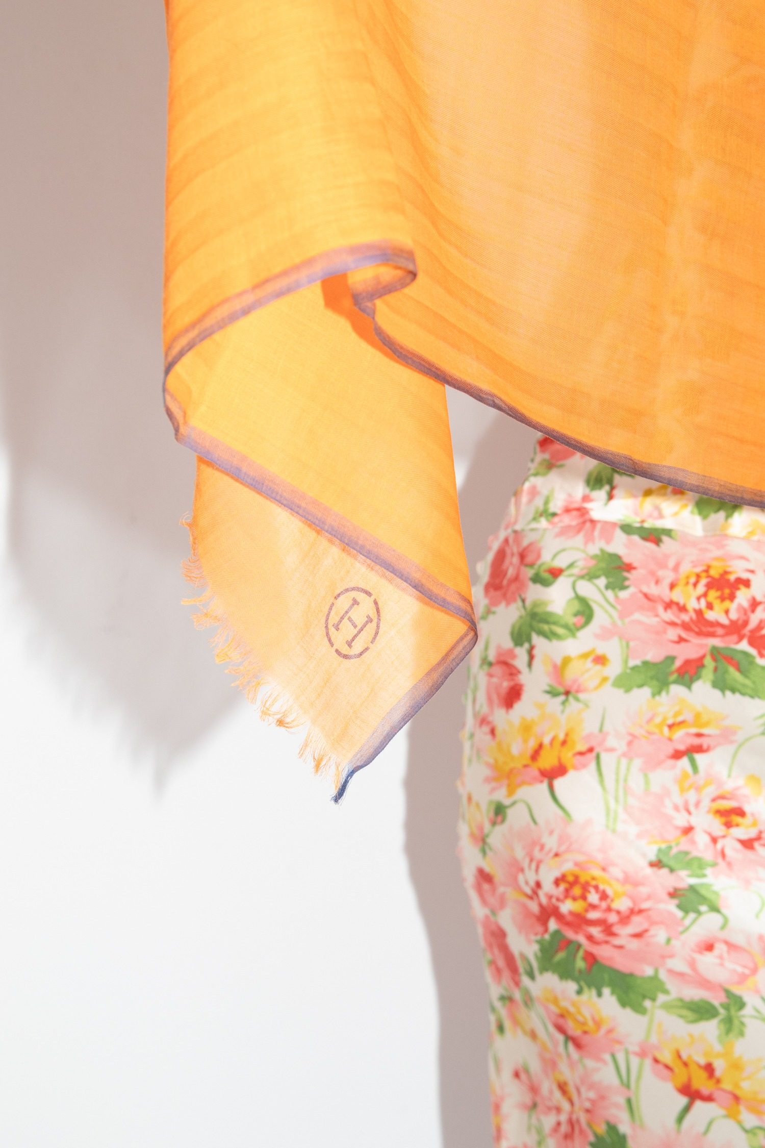 Thumbnail of http://Hermès%20Naoshima%20Tuch%20in%20Orange%20und%20Dunkelblau
