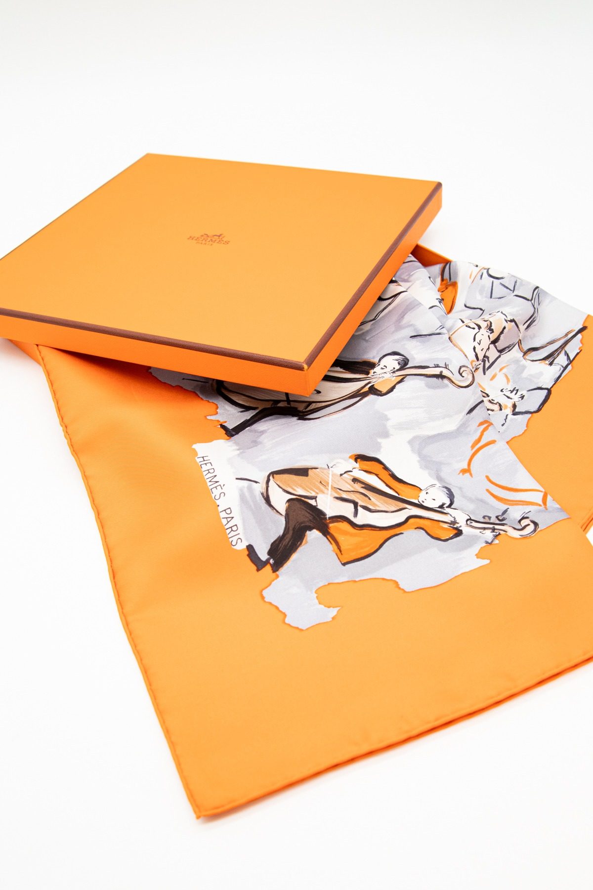 Thumbnail of http://Hermès%20„Concerto“%20Seidentuch%20in%20Orange%20und%20Grau