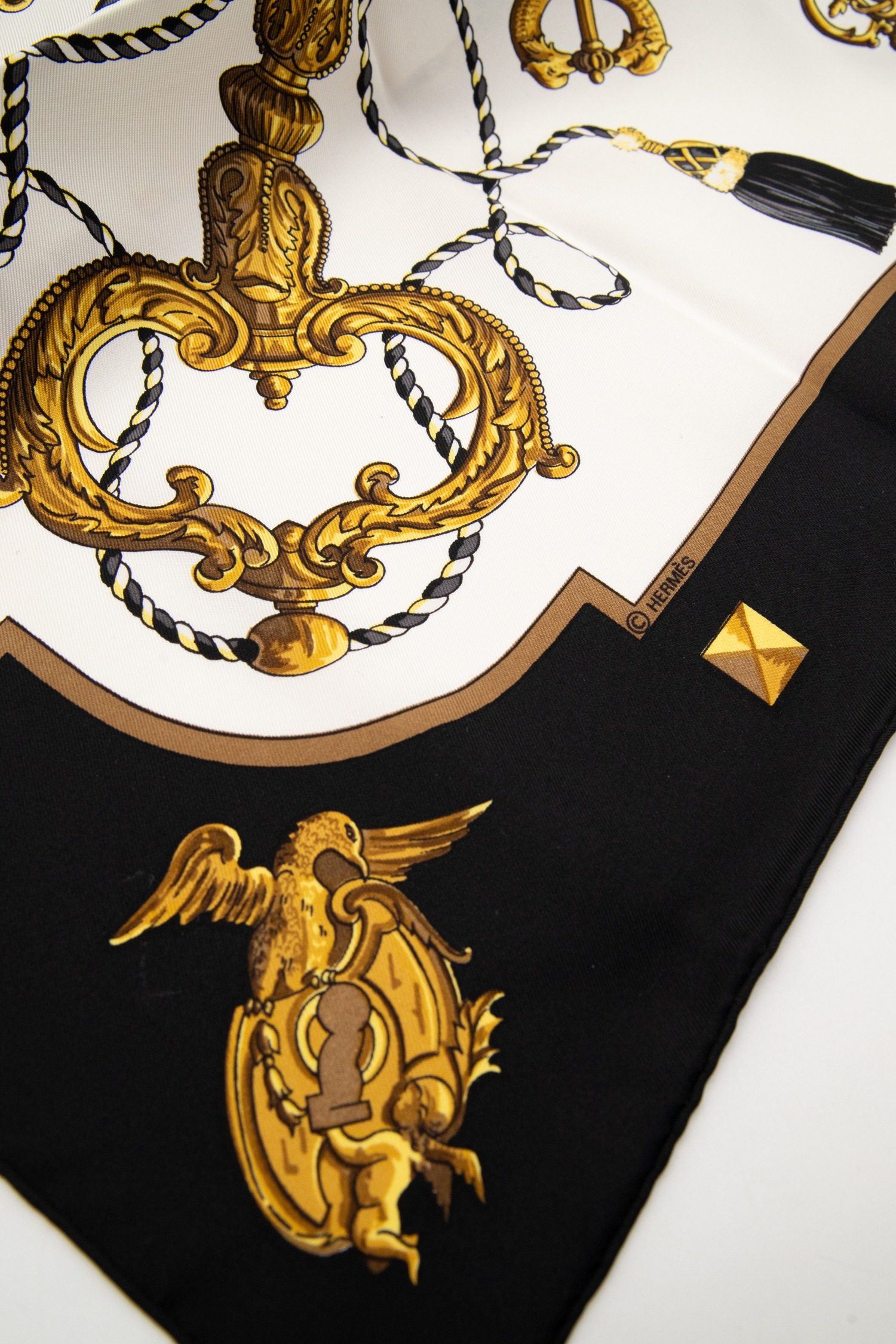 Thumbnail of http://Hermès%20„Les%20Clés“%20Tuch%20in%20Dunkelblau%20und%20Bunt