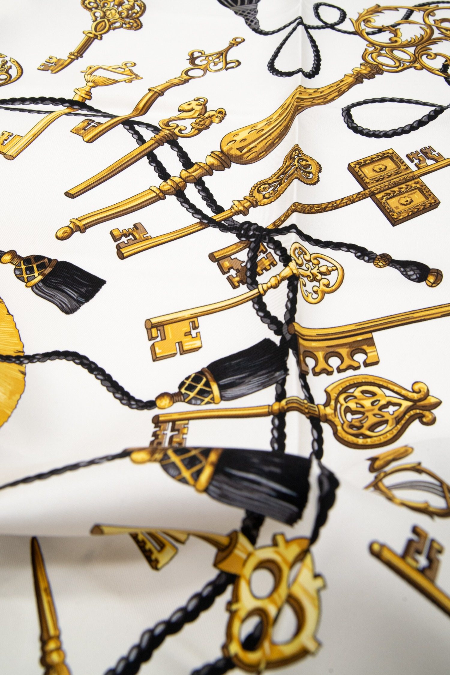 Thumbnail of http://Hermès%20„Les%20Clés“%20Tuch%20in%20Dunkelblau%20und%20Bunt