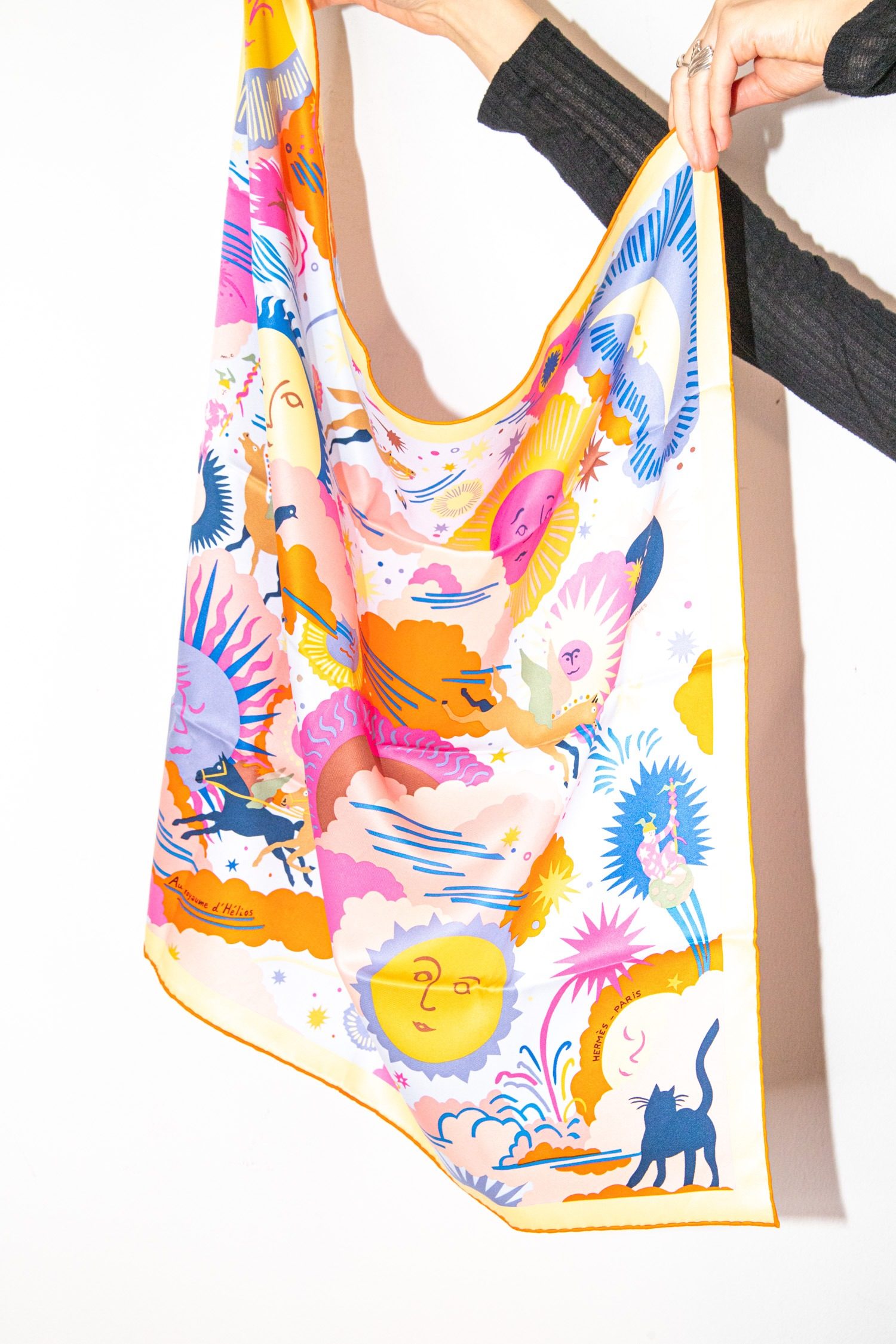 Thumbnail of http://Hermès%20„Au%20royaume%20d'Helios“%20Seidentuch%20in%20Bunt