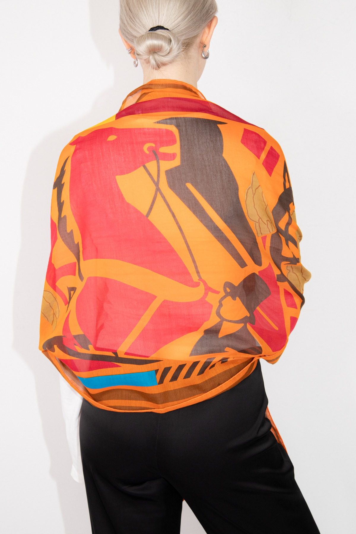 Thumbnail of http://Hermès%20Tuch%20in%20Orange%20und%20Bunt