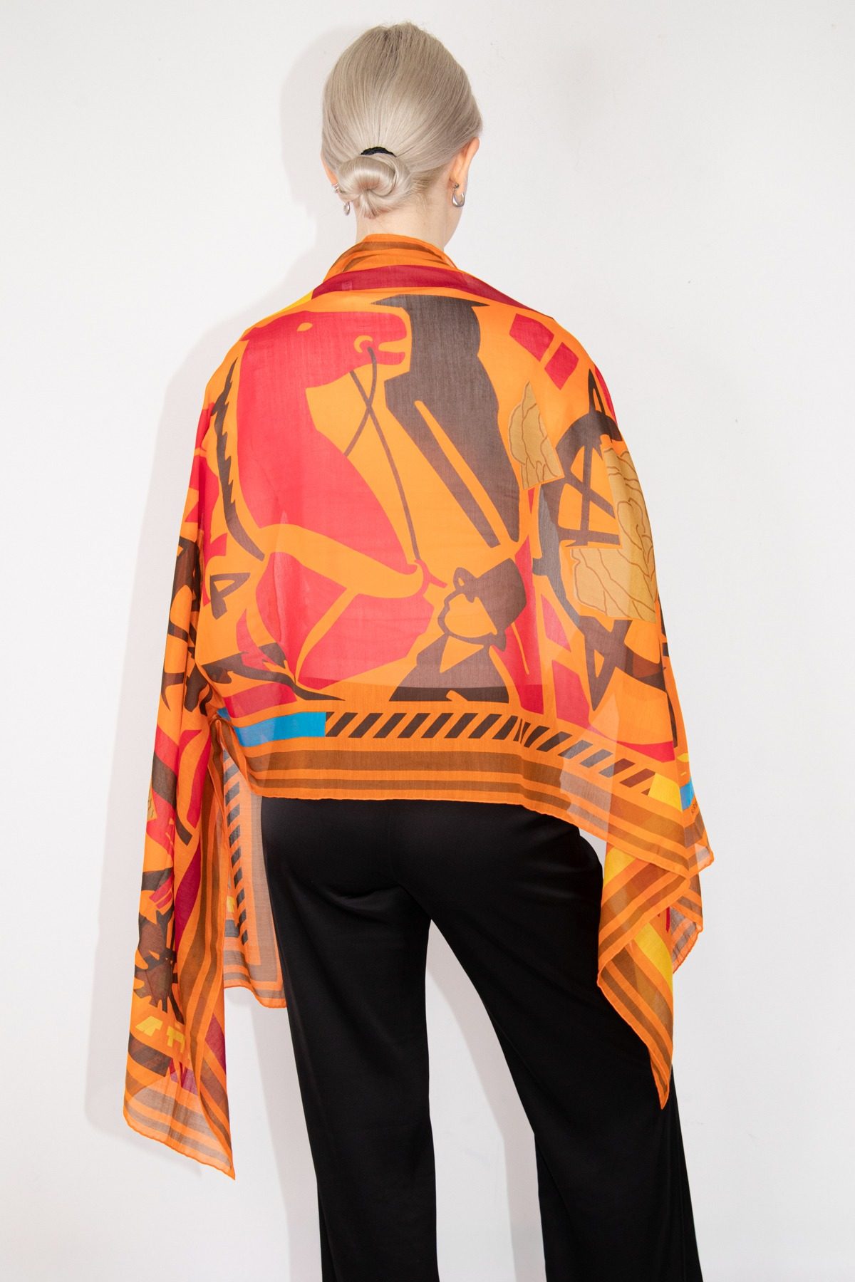 Thumbnail of http://Hermès%20Tuch%20in%20Orange%20und%20Bunt