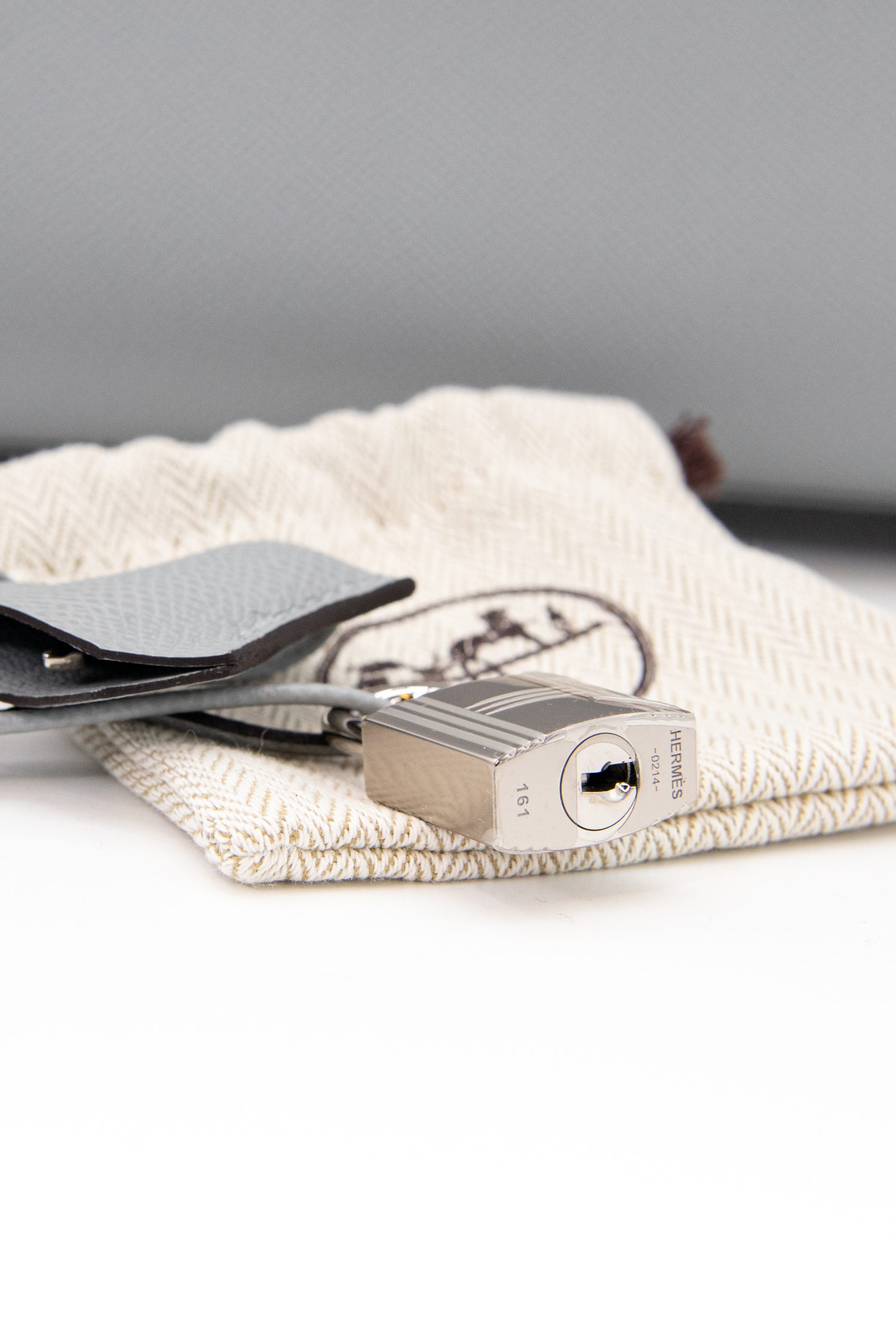 Thumbnail of http://Hermès%20Birkin%20Bag%2025%20Handtasche%20in%20Hellgrau