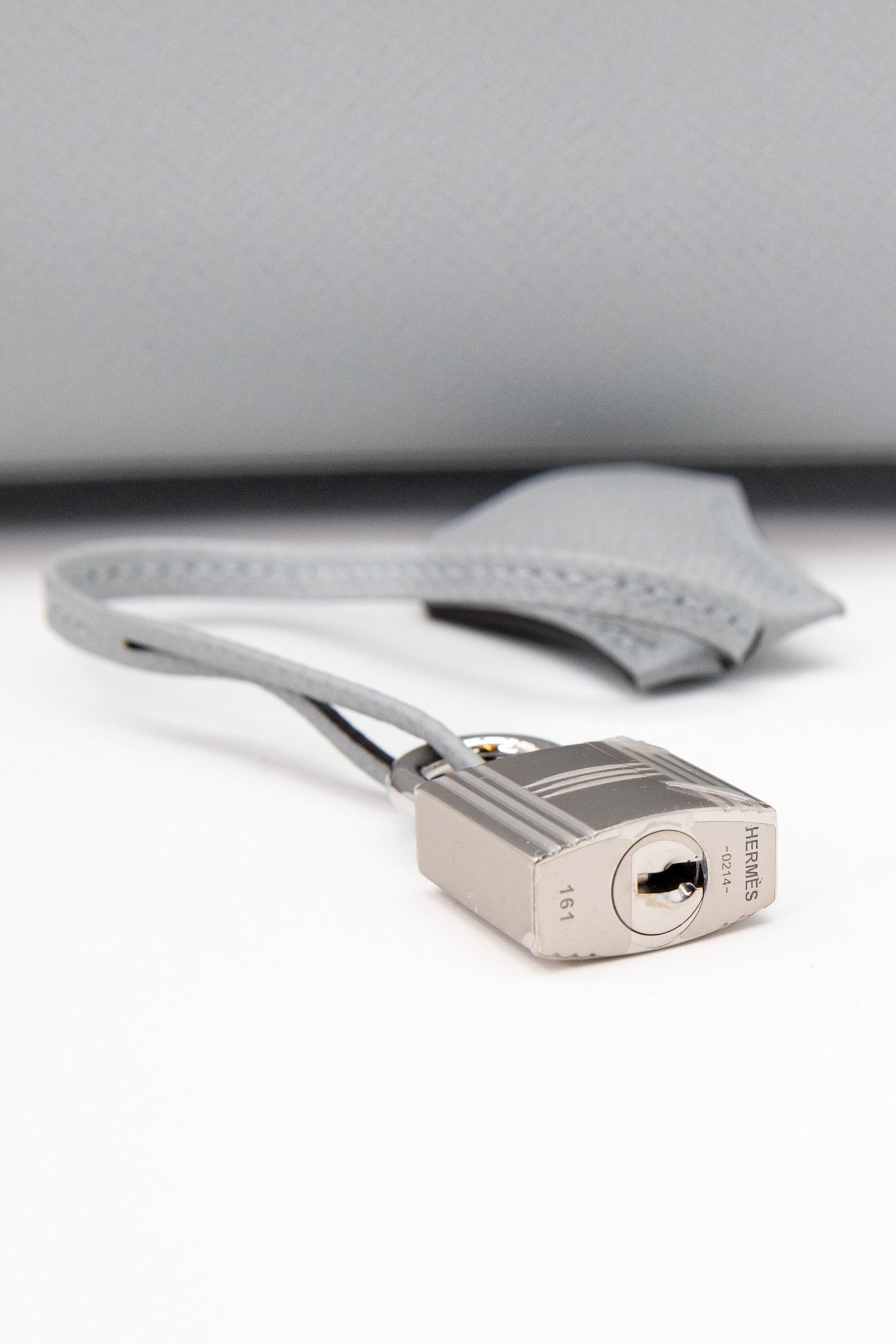 Thumbnail of http://Hermès%20Birkin%20Bag%2025%20Handtasche%20in%20Hellgrau