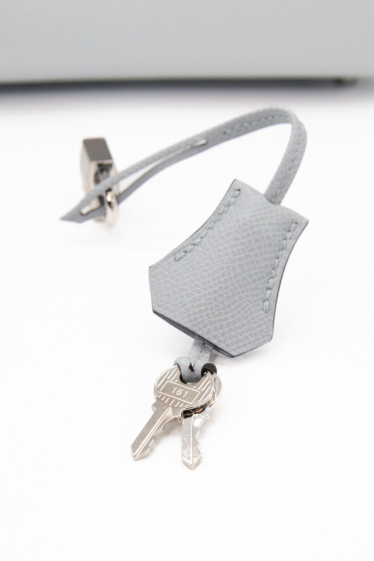 Thumbnail of http://Hermès%20Birkin%20Bag%2025%20Handtasche%20in%20Hellgrau