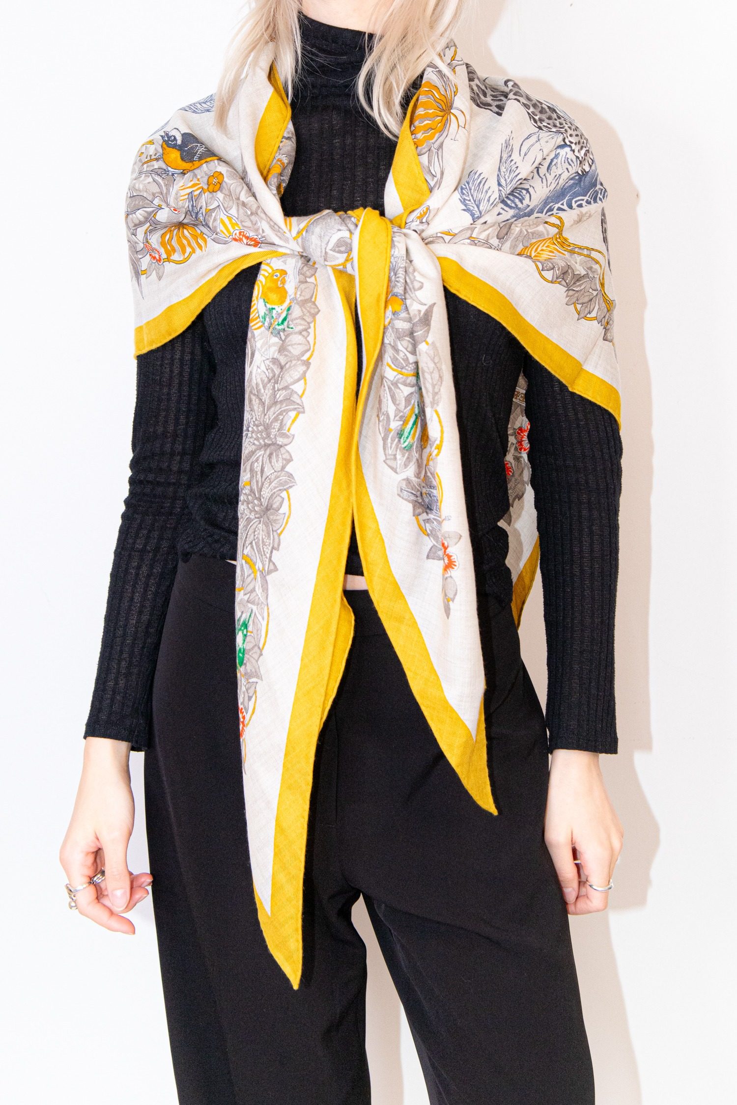 Thumbnail of http://Hermès%20„Jungle%20Love“%20Tuch%20aus%20Seide%20und%20Kaschmir