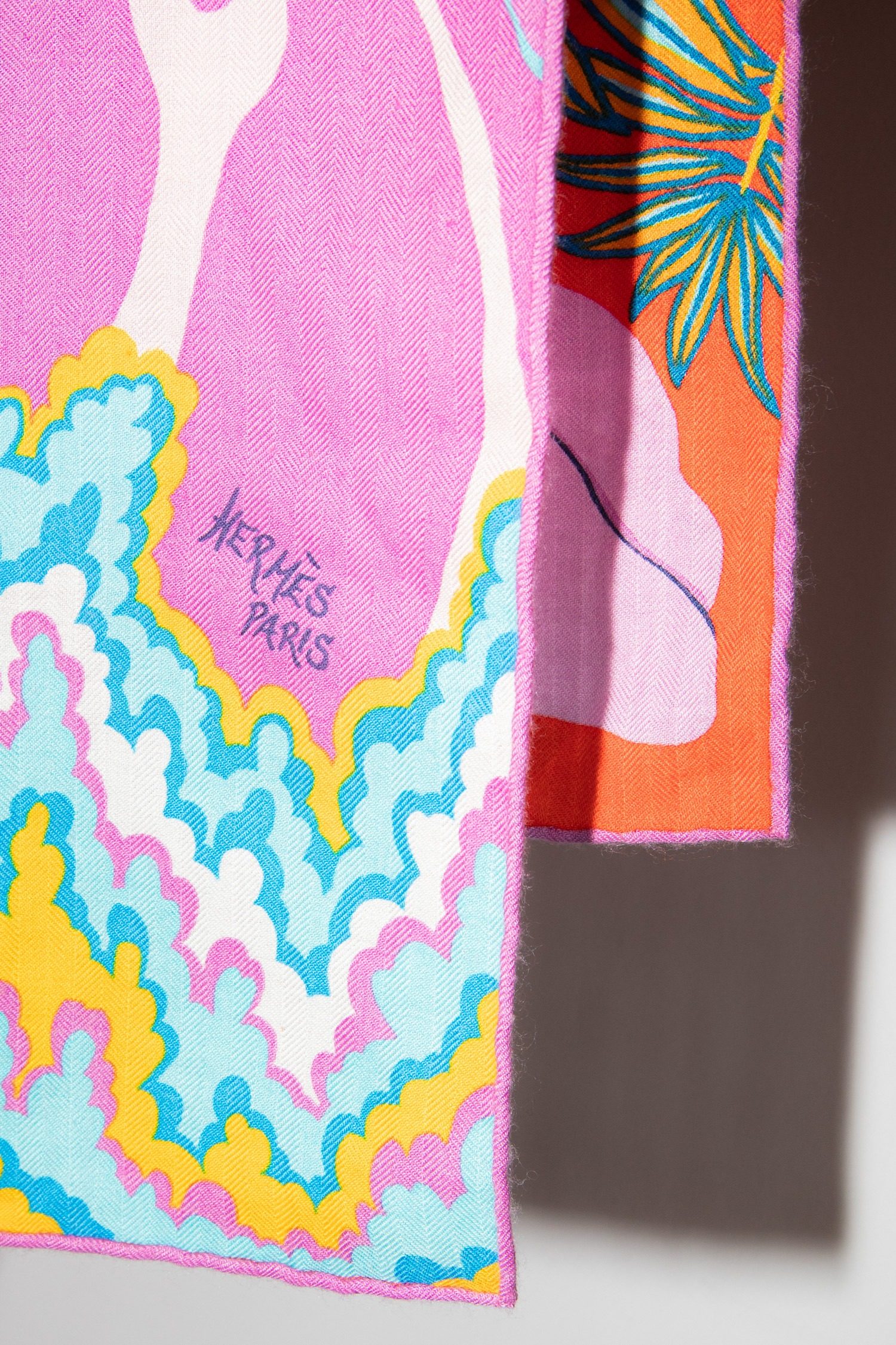 Thumbnail of http://Hermès%20The%20Three%20Graces%20Tuch%20mit%20Giraffen