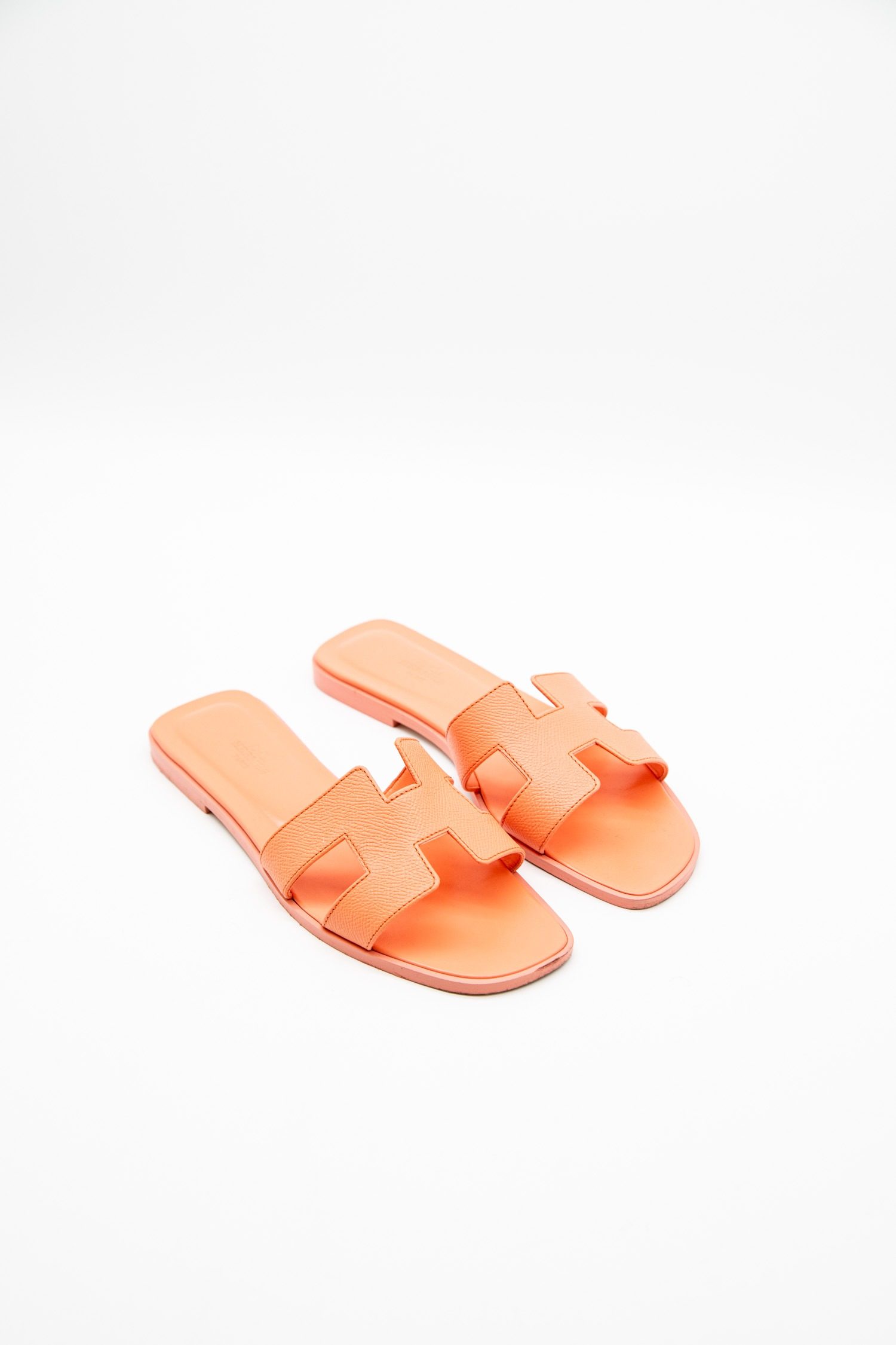 Thumbnail of http://Hermès%20Oran%20Sandalen%20in%20Hellorange