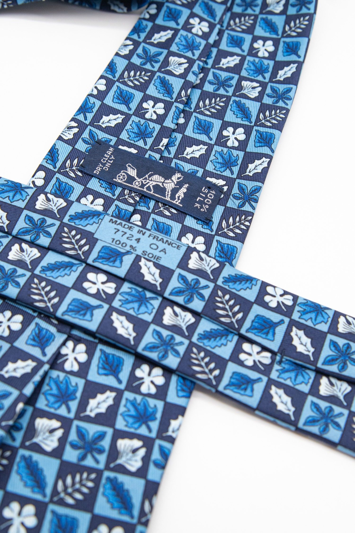 Thumbnail of http://Hermès%20Krawatte%20mit%20Blättermuster%20in%20Hell-%20und%20Dunkelblau