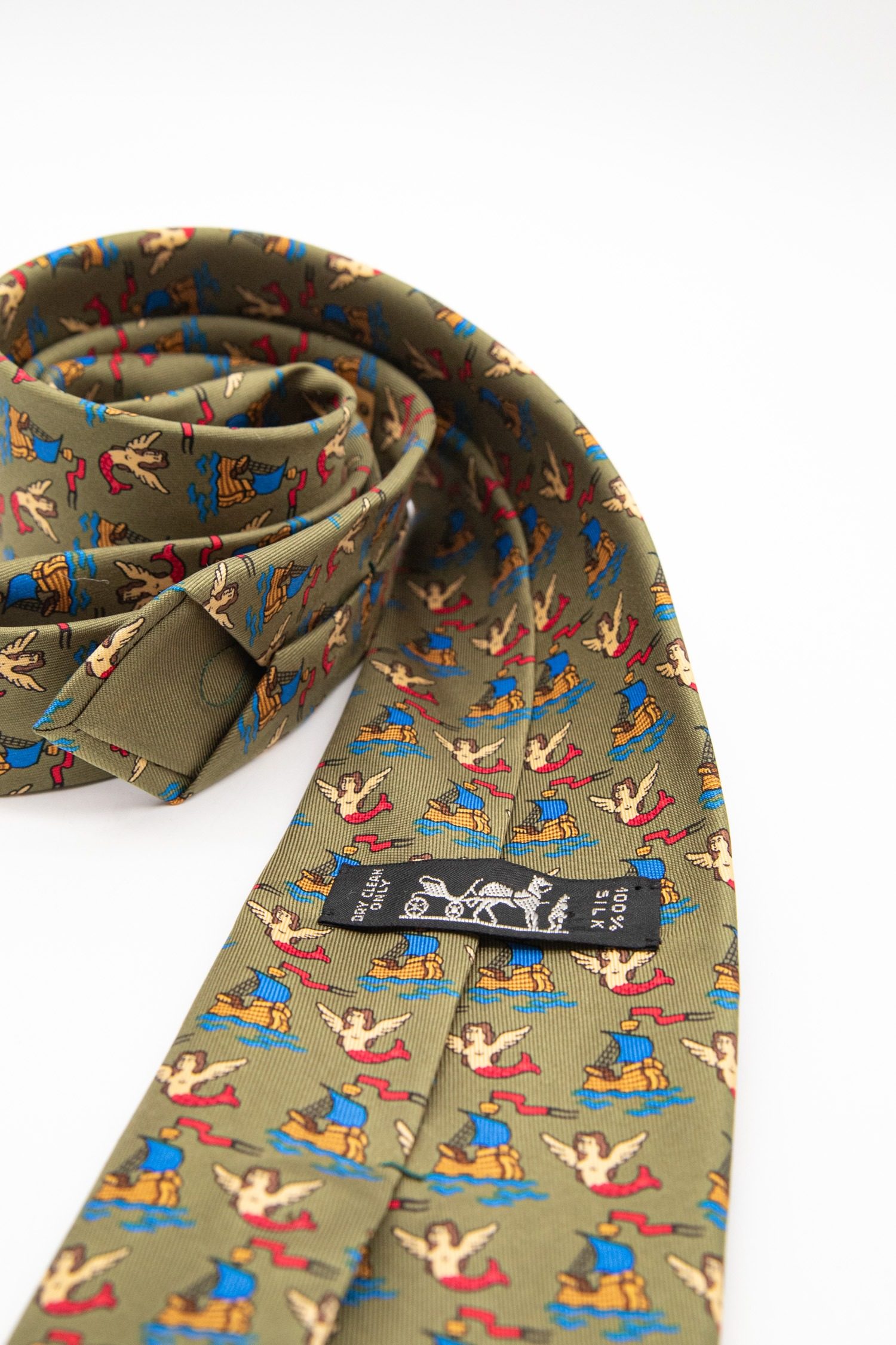 Thumbnail of http://Hermès%20Krawatte%20mit%20Meerjungfrauen%20und%20Schiffen%20in%20Olivgrün