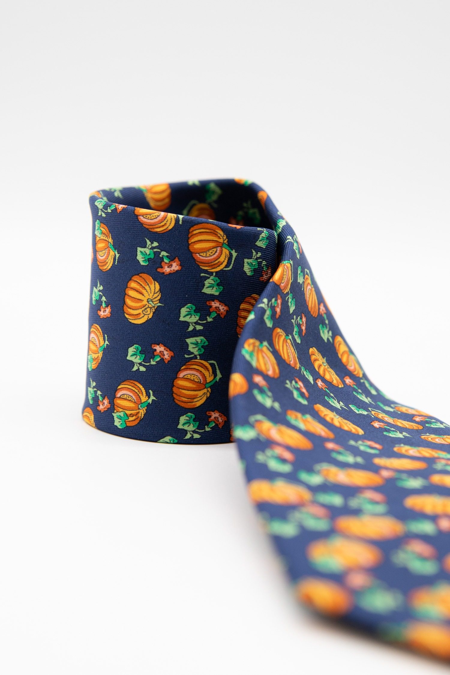 Thumbnail of http://Hermès%20Krawatte%20mit%20Kürbismuster%20in%20Dunkelblau%20und%20Orange