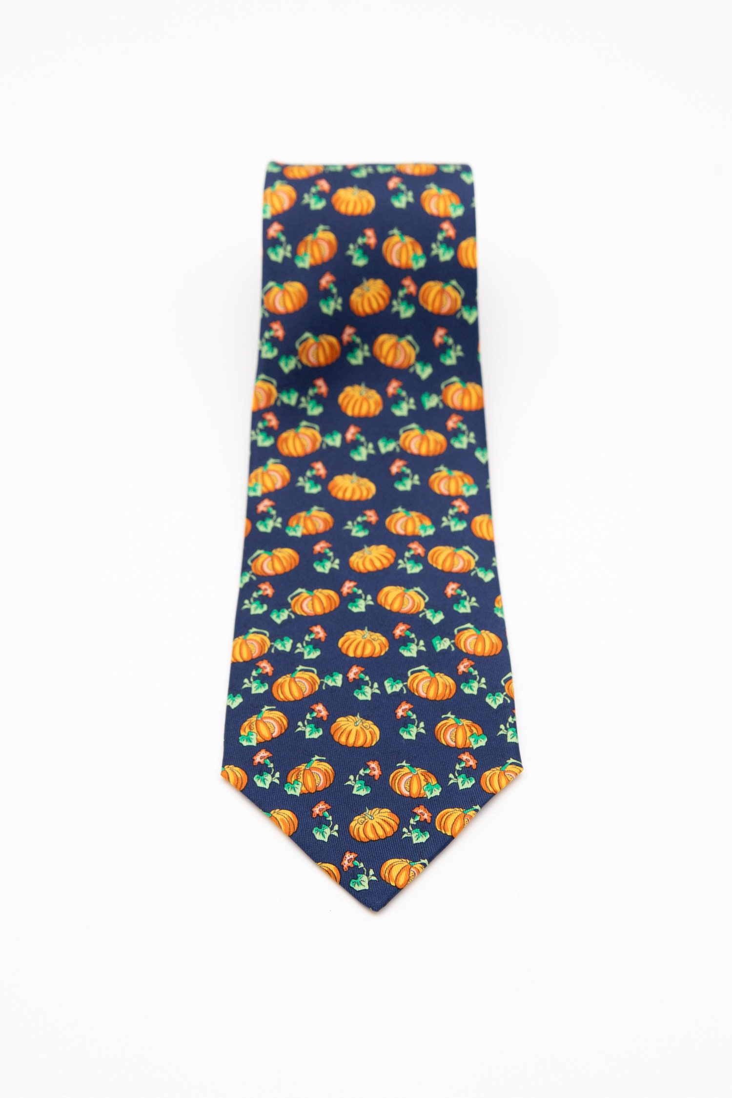 Thumbnail of http://Hermès%20Krawatte%20mit%20Kürbismuster%20in%20Dunkelblau%20und%20Orange