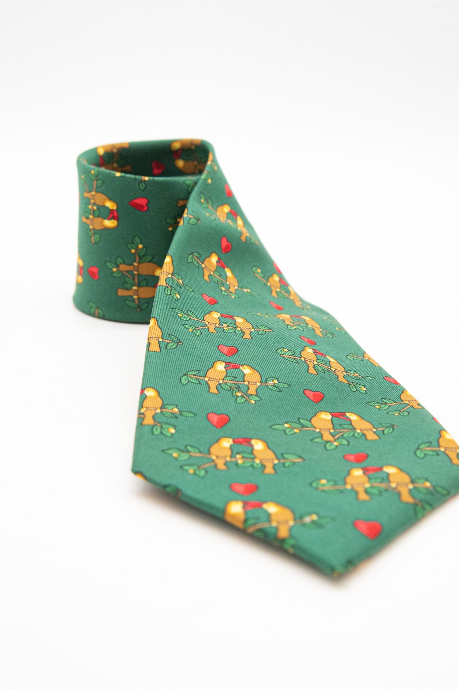 Thumbnail of http://Hermès%20Krawatte%20mit%20Vögeln%20und%20Herzen%20in%20Dunkelgrün