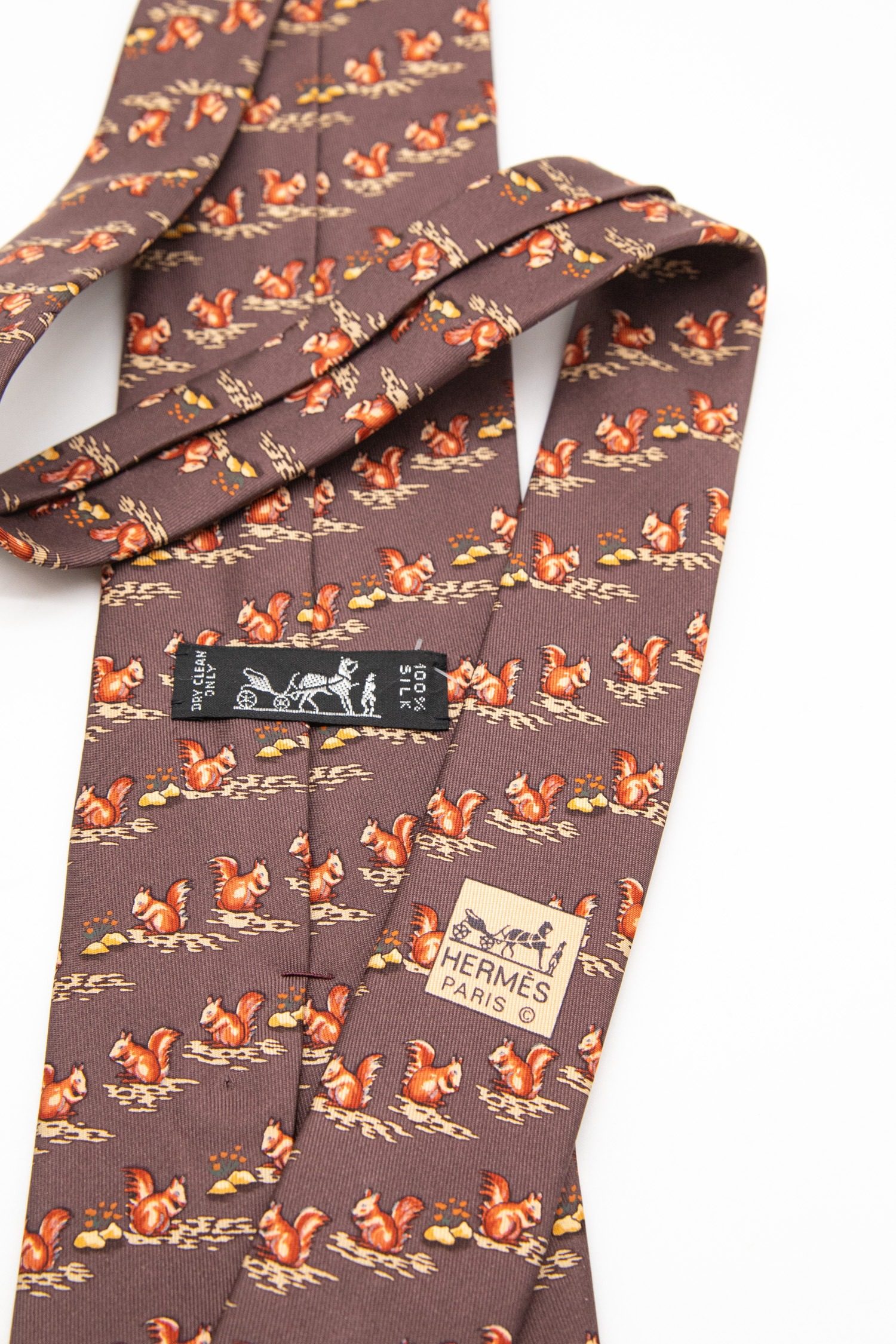 Thumbnail of http://Hermès%20Krawatte%20mit%20Eichhörnchen%20in%20Dunkelbraun