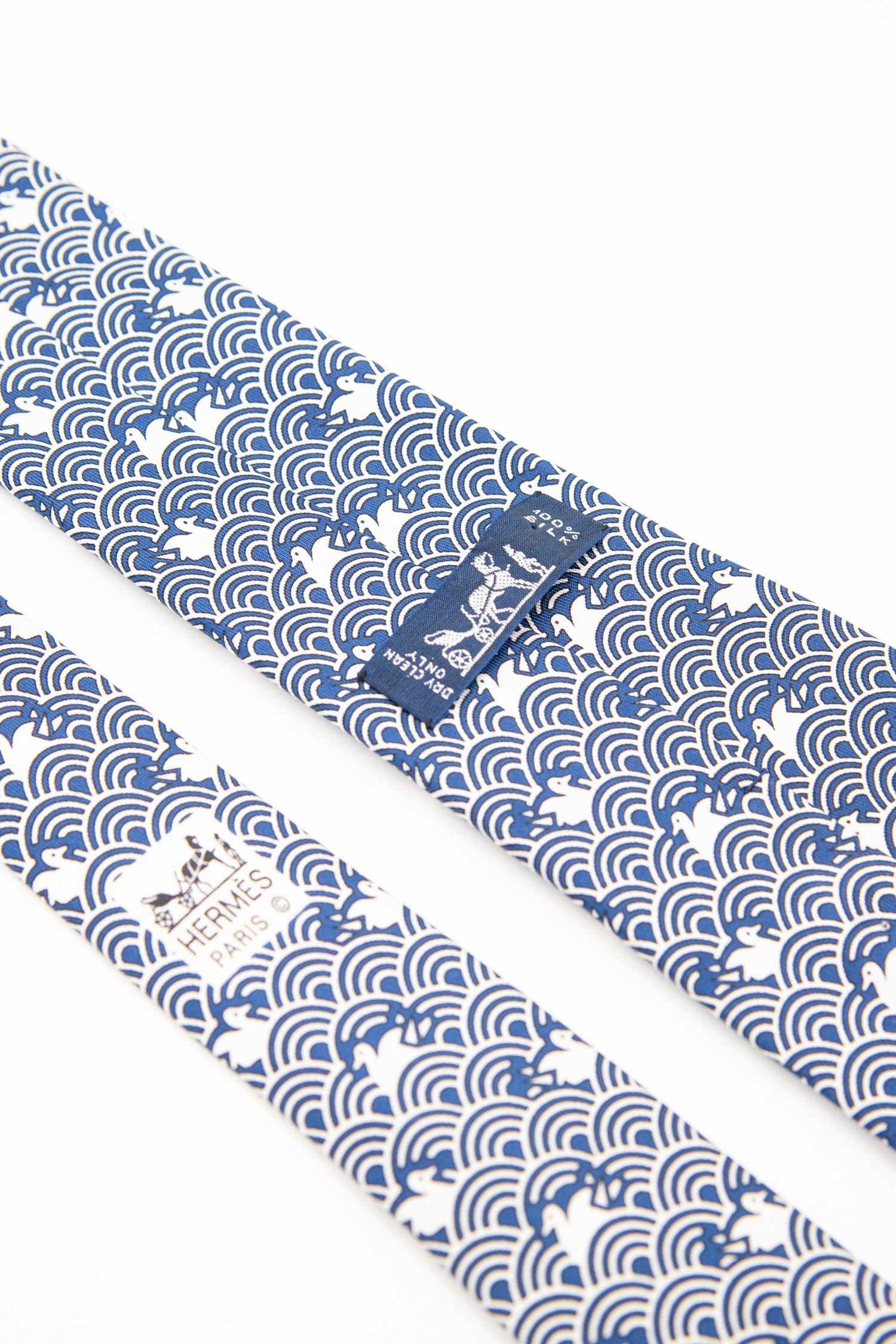 Thumbnail of http://Hermès%20Krawatte%20mit%20grafischem%20Schwanen%20Muster%20in%20Dunkelblau