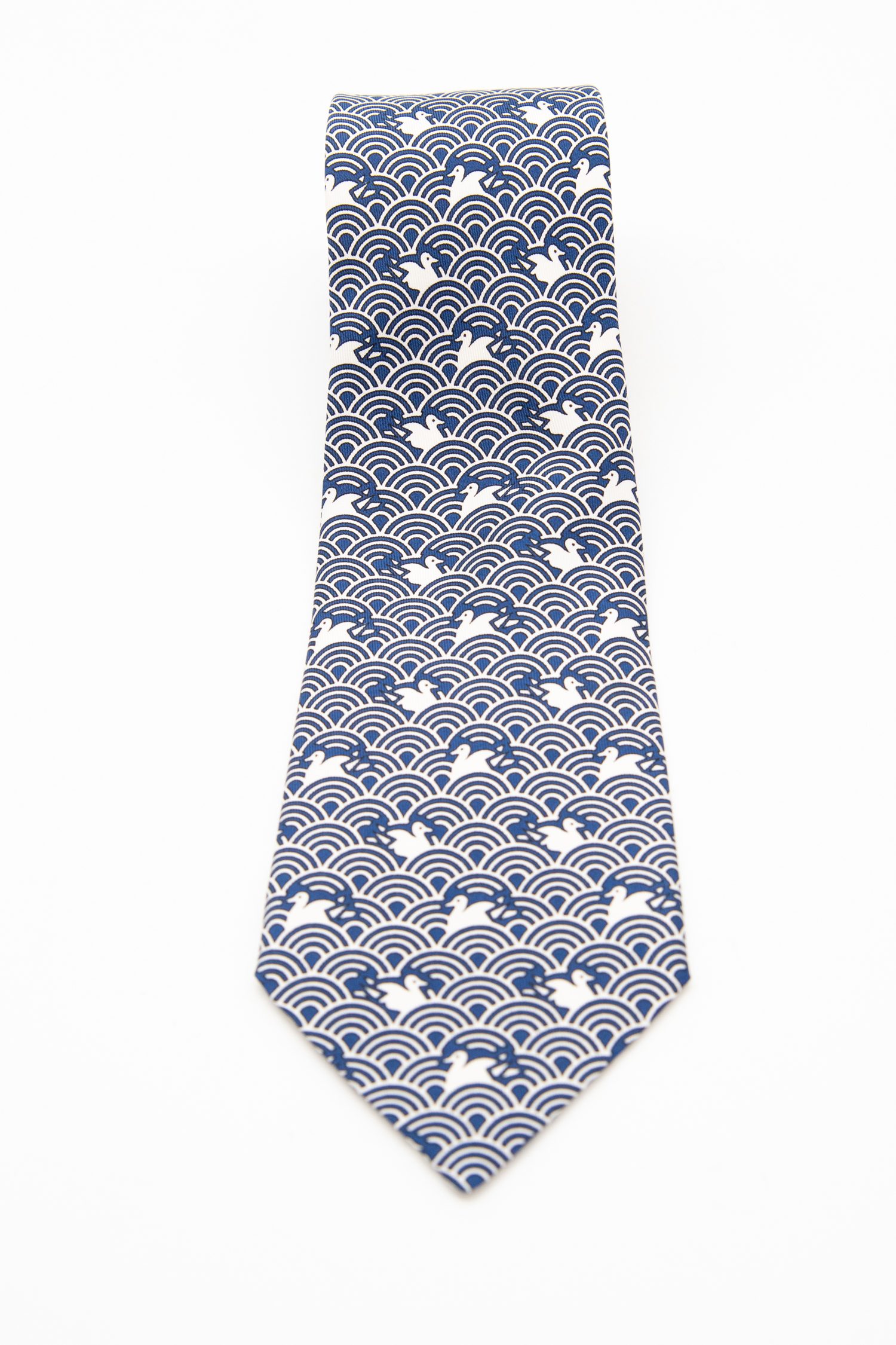 Thumbnail of http://Hermès%20Krawatte%20mit%20grafischem%20Schwanen%20Muster%20in%20Dunkelblau