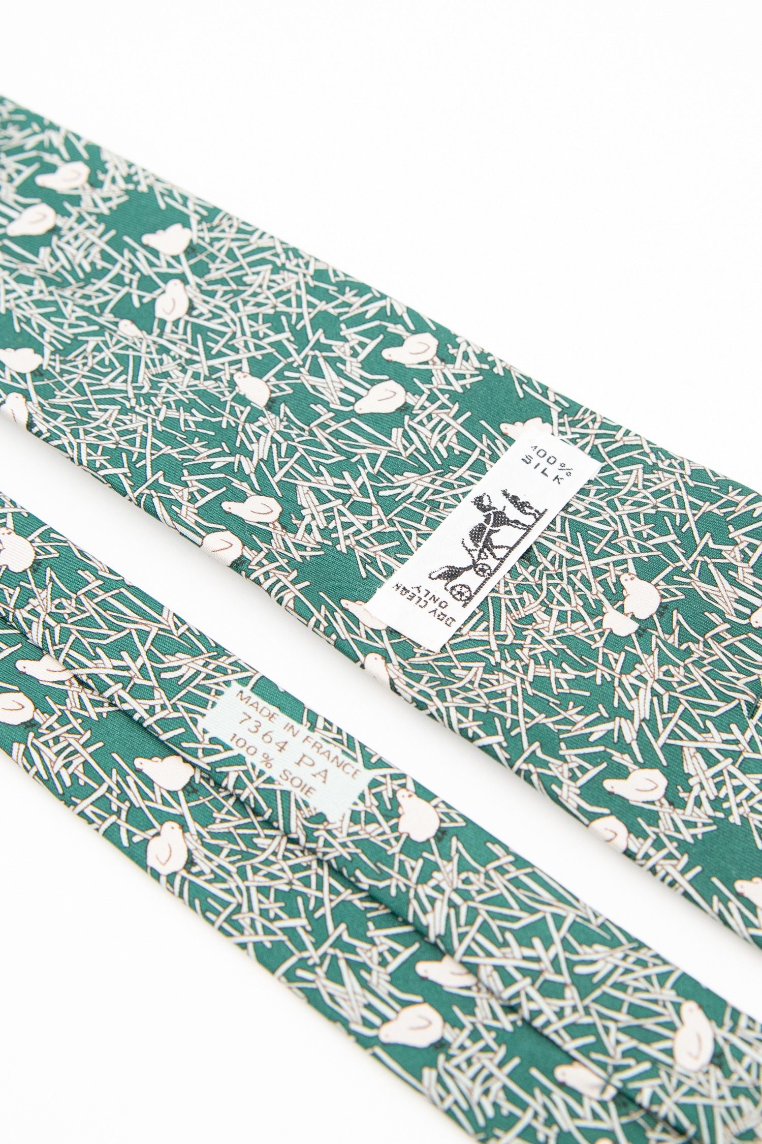 Thumbnail of http://Hermès%20Krawatte%20mit%20Kücken%20in%20Grün%20und%20Grau