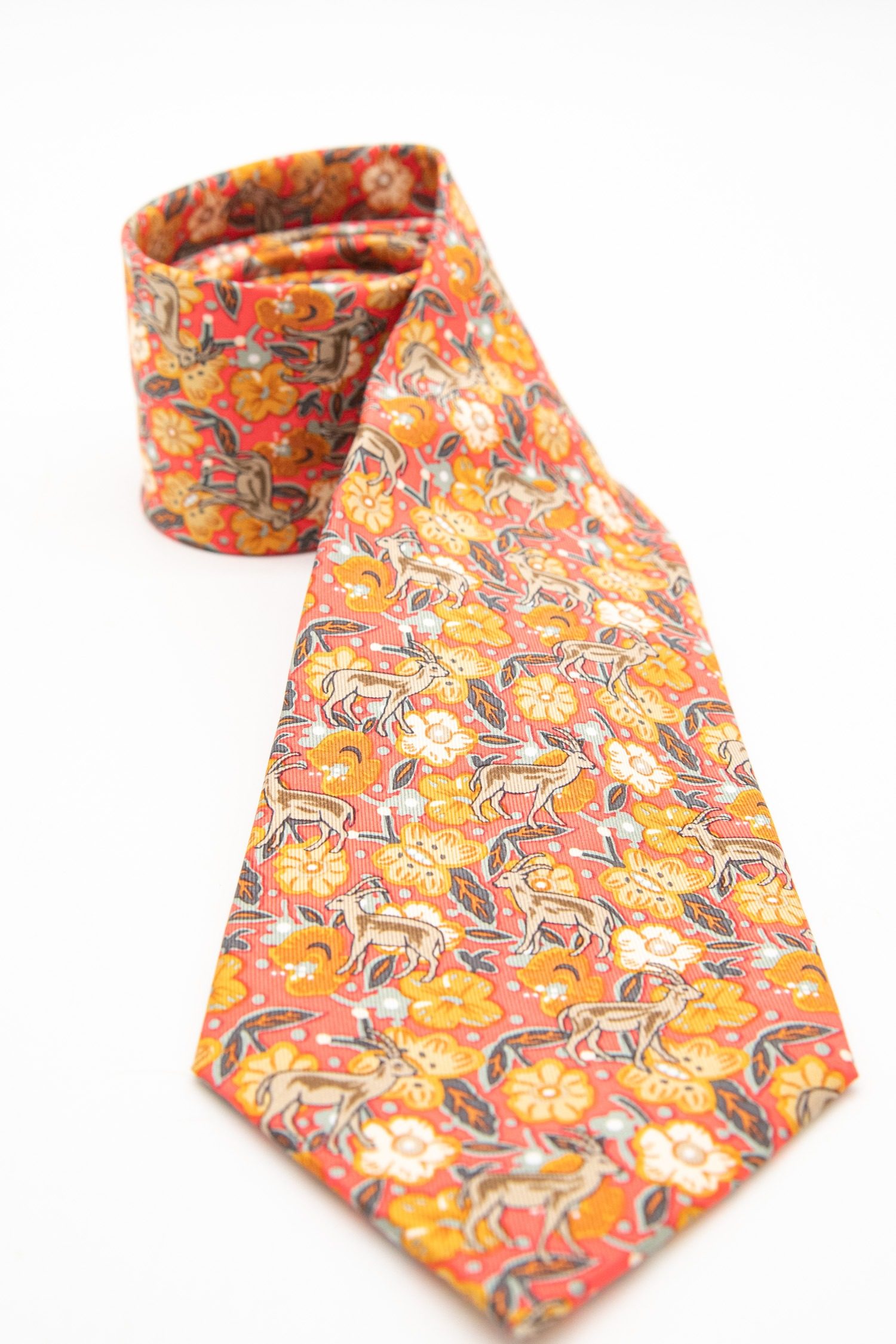 Thumbnail of http://Hermès%20Krawatte%20mit%20Gämsen%20und%20Blumen%20in%20Orangerot