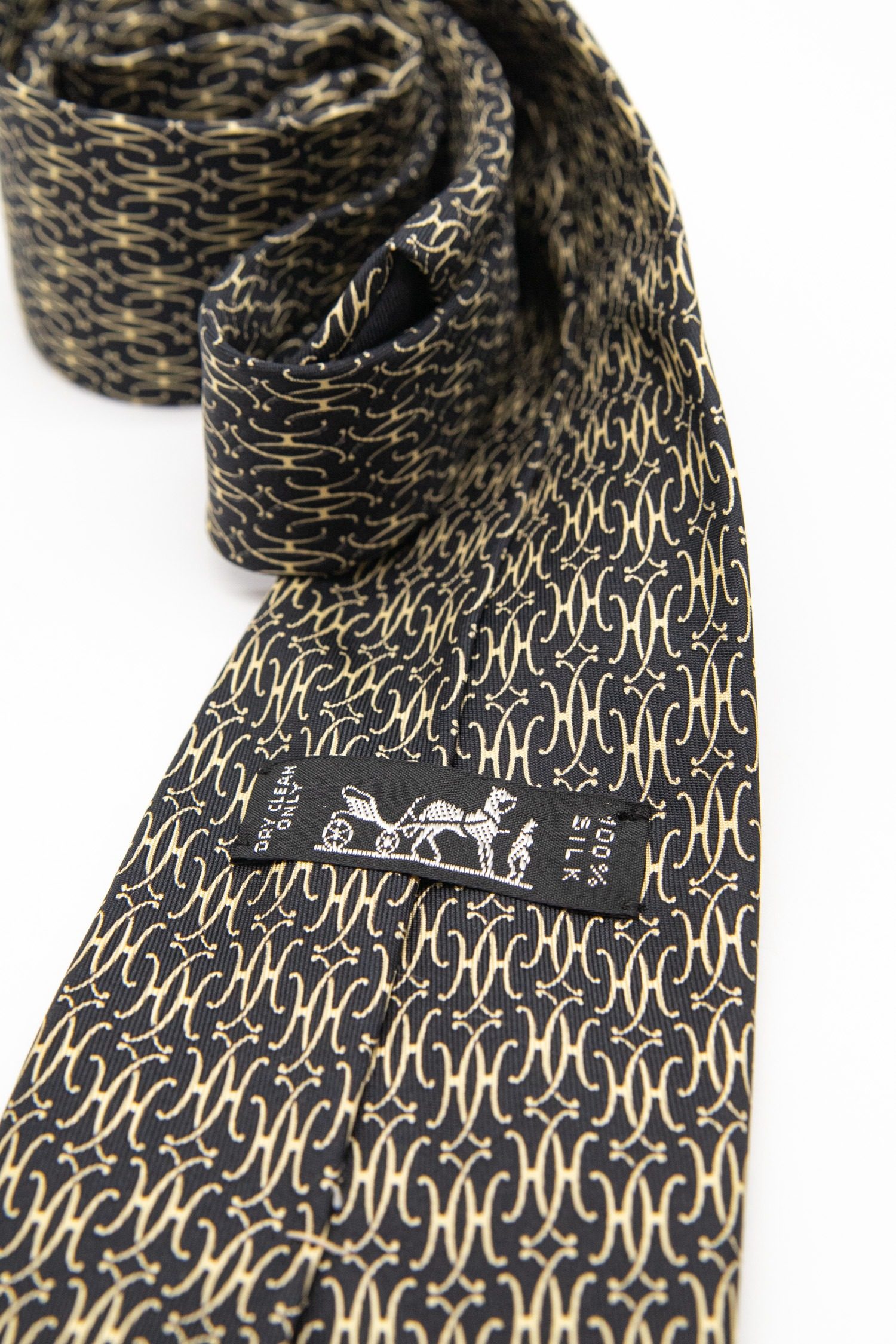 Thumbnail of http://Hermès%20Krawatte%20mit%20H-Muster%20in%20Schwarz%20und%20Hellgelb