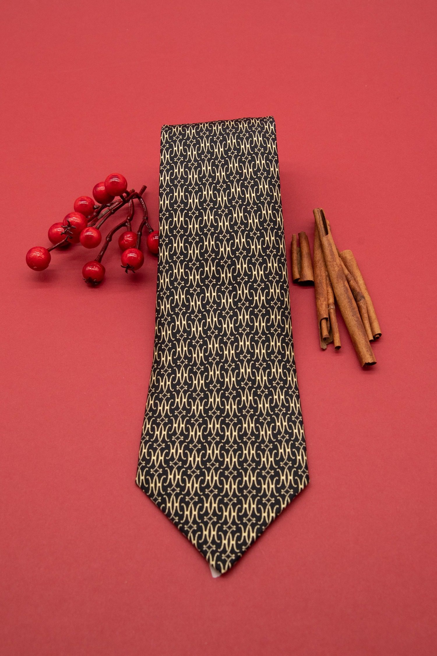 Thumbnail of http://Hermès%20Krawatte%20mit%20H-Muster%20in%20Schwarz%20und%20Hellgelb