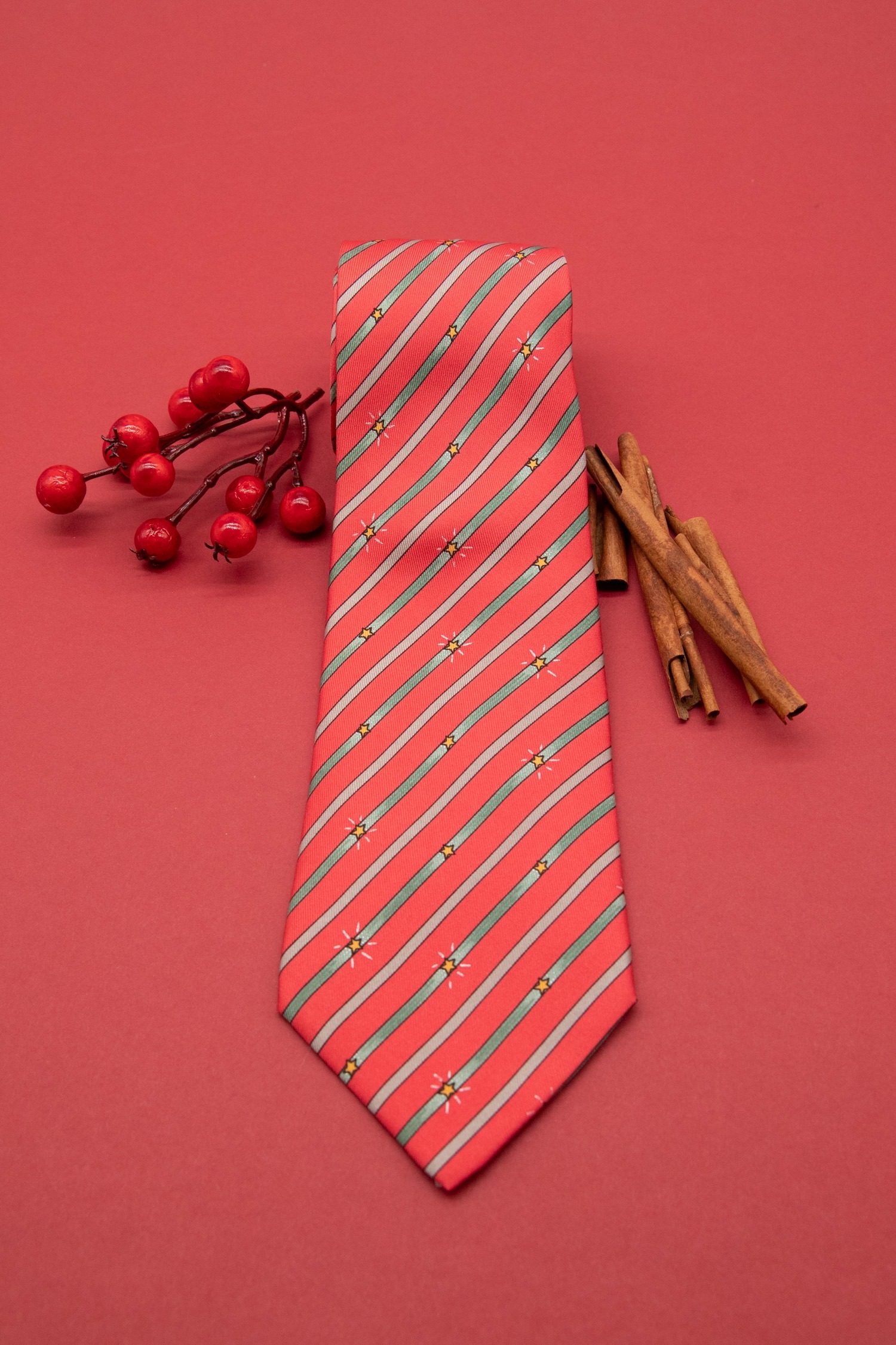 Thumbnail of http://Hermès%20Krawatte%20mit%20Streifen%20und%20Sternen%20in%20Rot