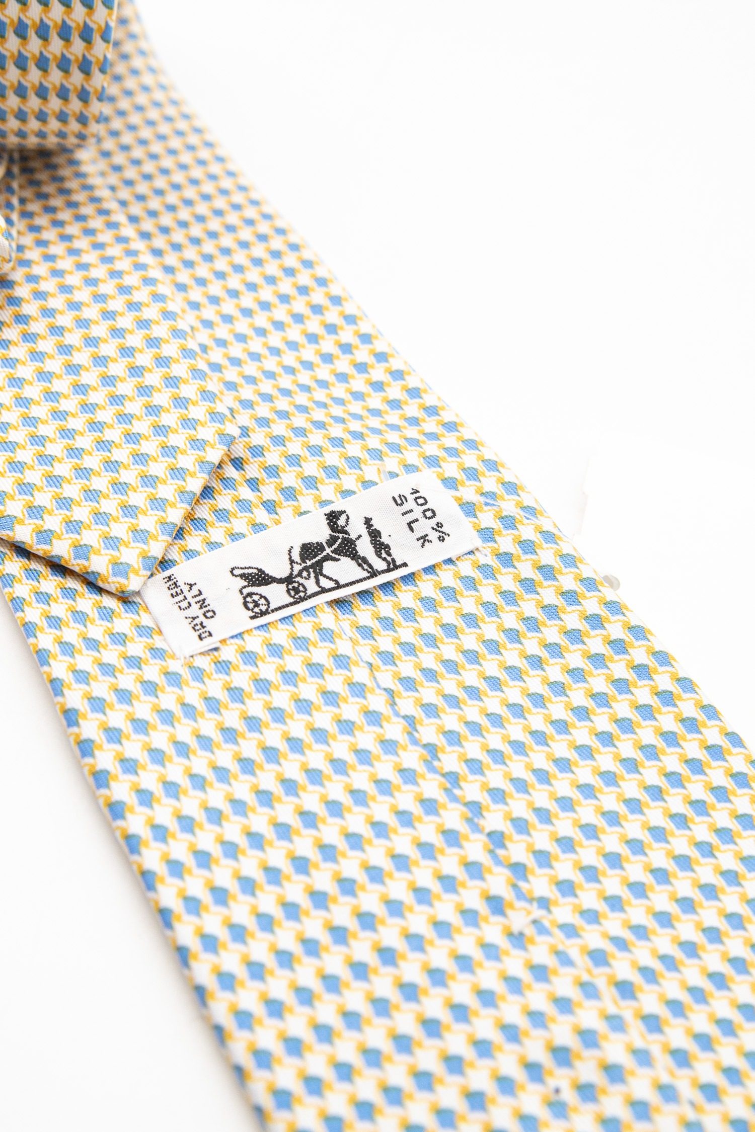 Thumbnail of http://Hermès%20Krawatte%20mit%20geometrischem%20Muster%20in%20Gelb%20und%20Blau