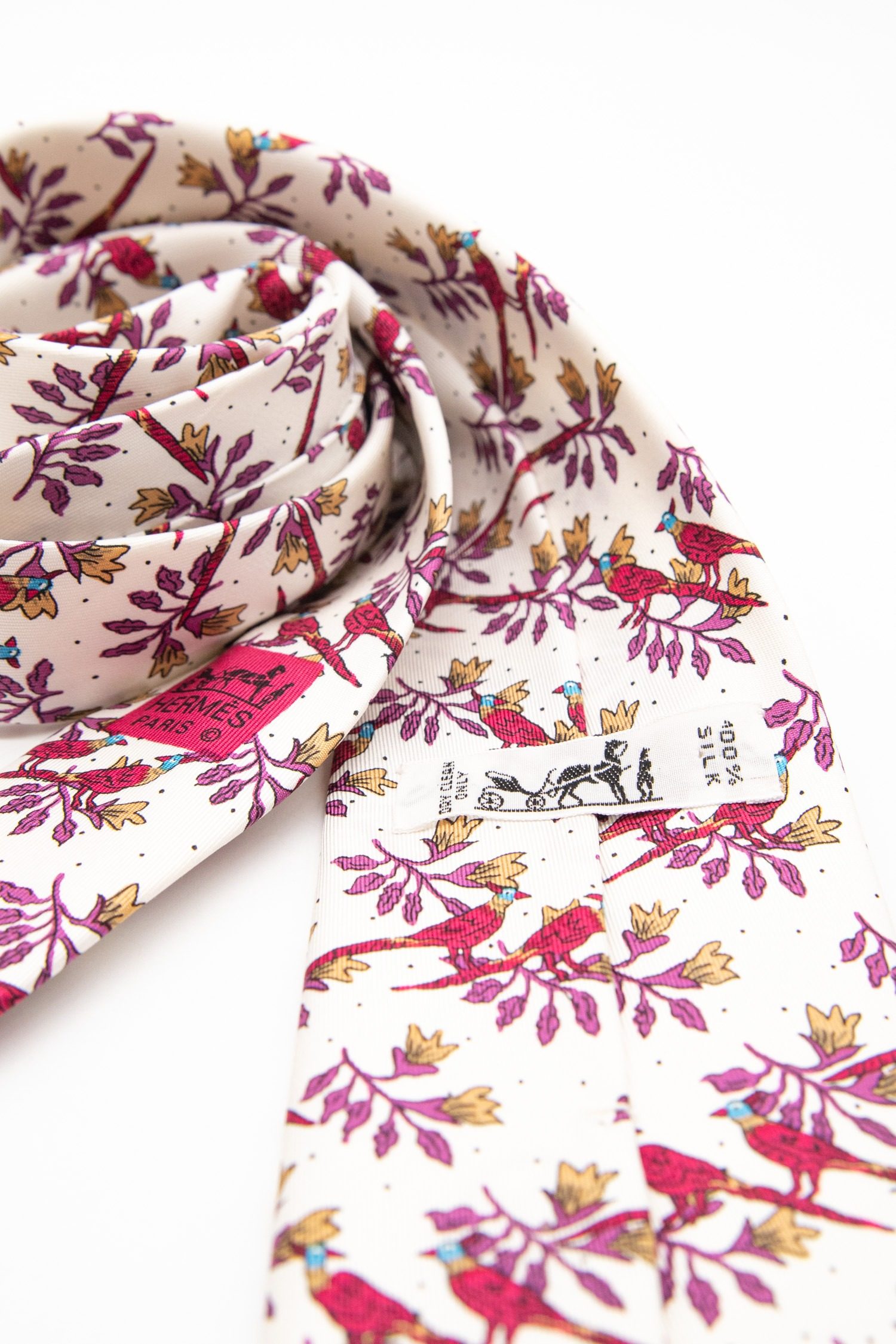 Thumbnail of http://Hermès%20Krawatte%20mit%20Vögeln%20in%20Cremeweiß%20und%20Purpur